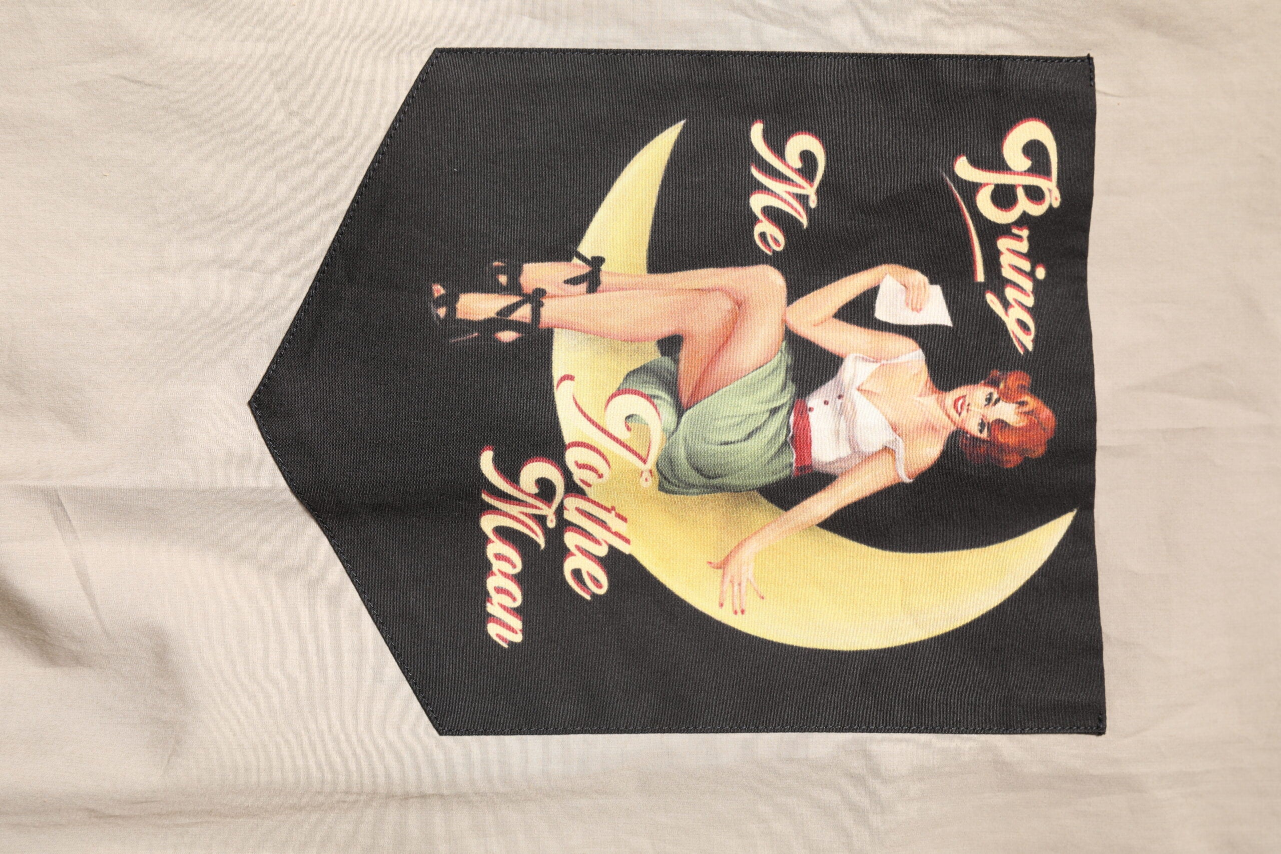 Chemise homme Dolce & Gabbana beige à motif pin-up Martini, style casual avec imprimé tendance, vue de face.