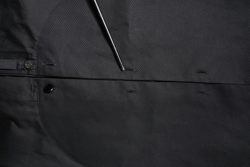 Chemise formelle noire en coton Emporio Armani à manches longues, élégante et sophistiquée, visible sur la photo.