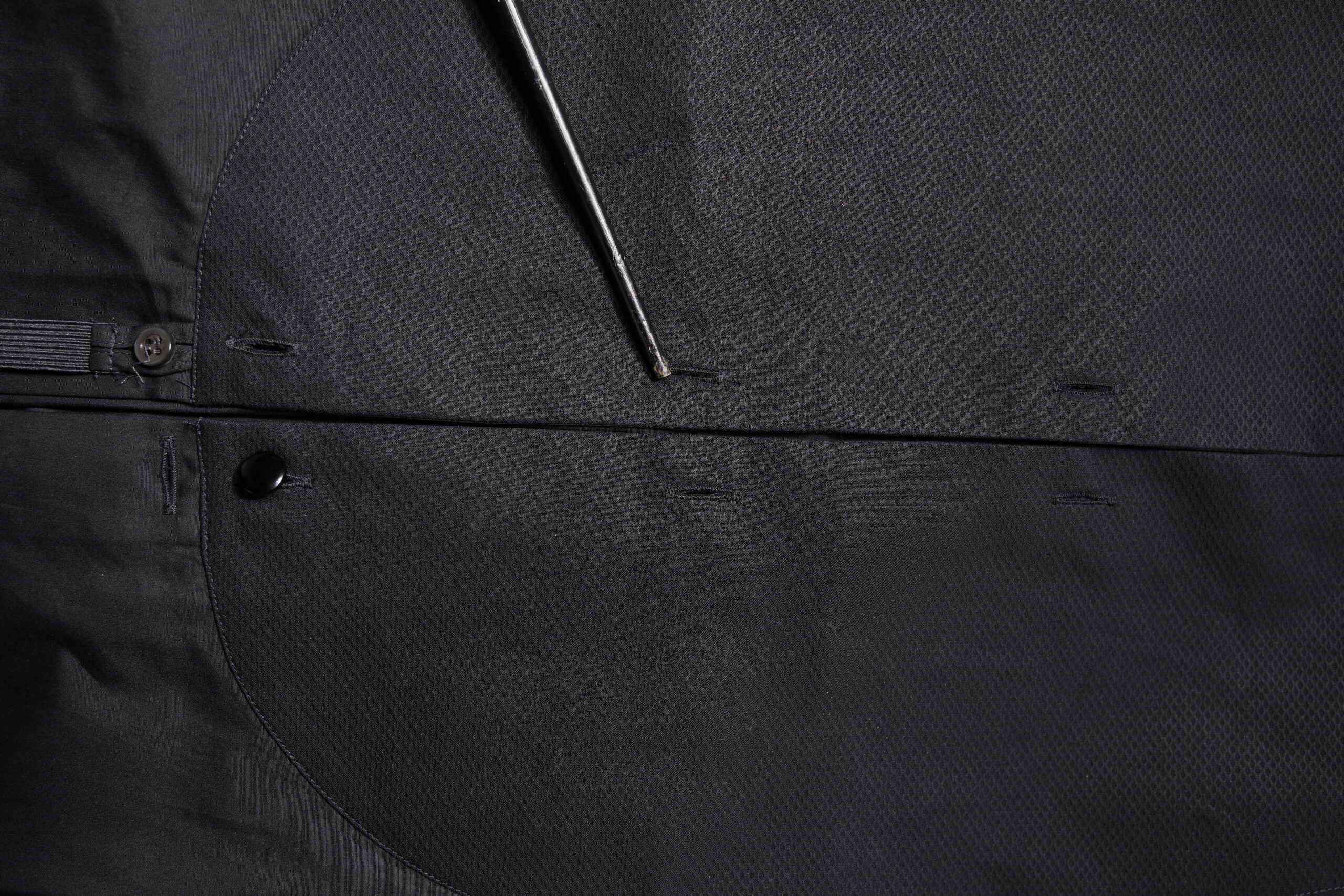 Chemise formelle noire en coton Emporio Armani à manches longues, élégante et sophistiquée, visible sur la photo.