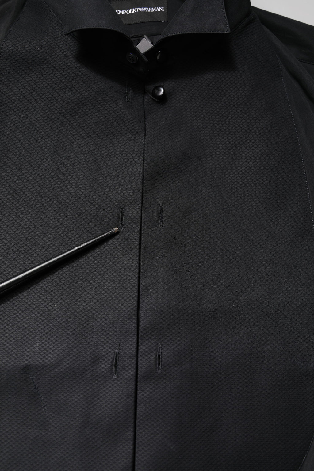 Chemise formelle à manches longues en coton noir de la marque Emporio Armani, élégante et sophistiquée.
