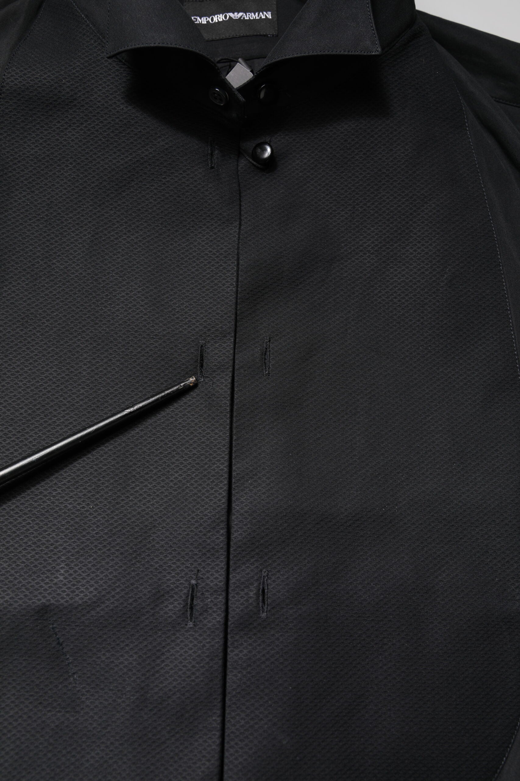 Chemise formelle à manches longues en coton noir de la marque Emporio Armani, élégante et sophistiquée.