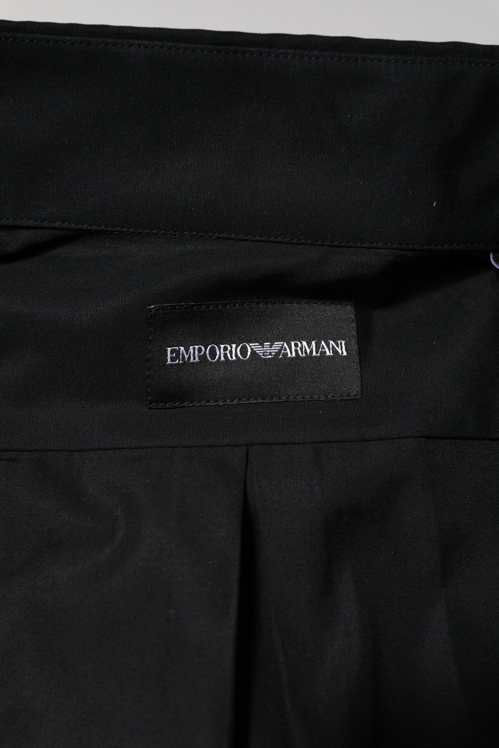 Chemise formelle pour homme Emporio Armani en coton noir à manches longues, élégante et sophistiquée.