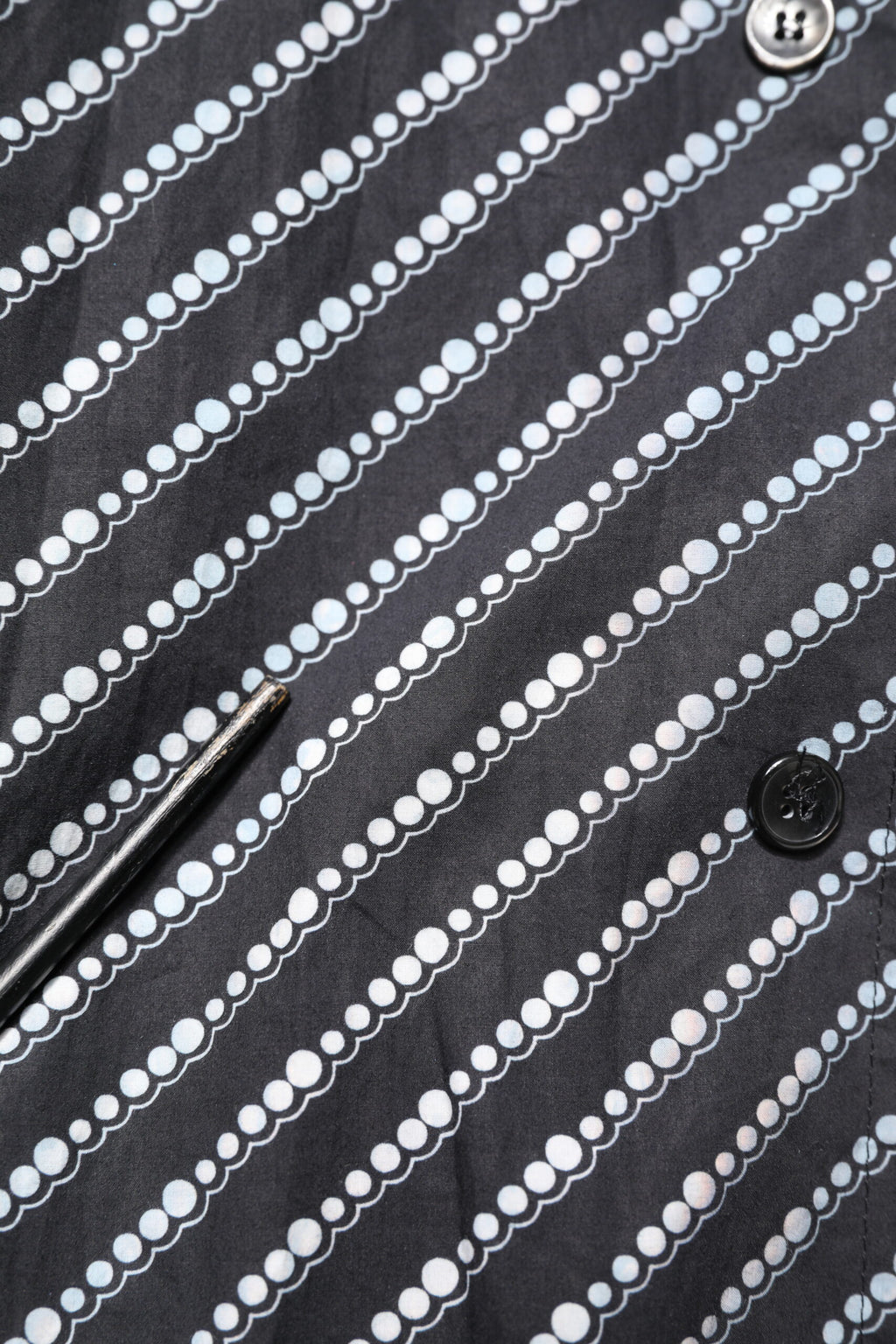 Chemise décontractée Dolce & Gabbana à rayures noires et blanches avec boutons, vue de face.