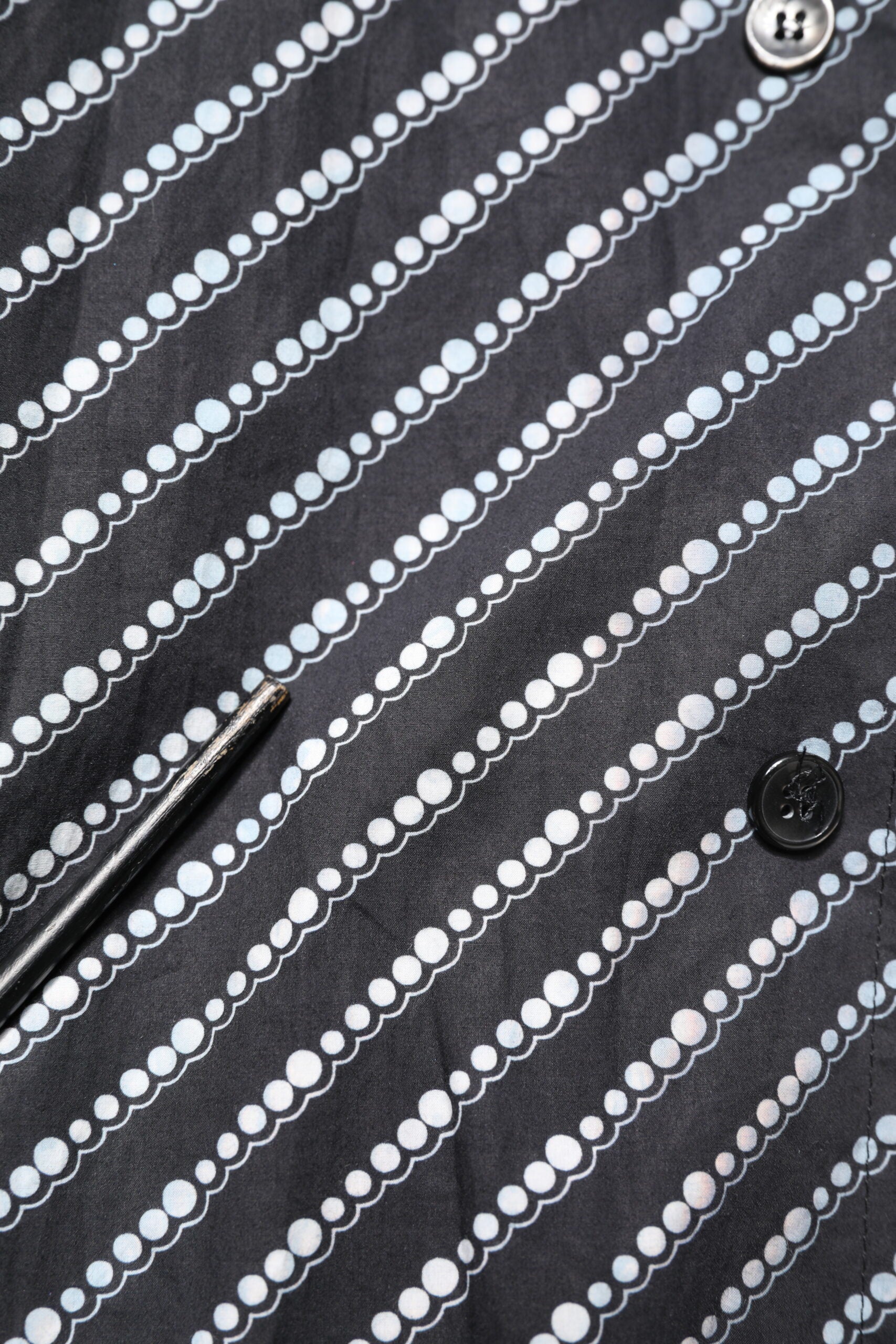 Chemise décontractée Dolce & Gabbana à rayures noires et blanches avec boutons, vue de face.