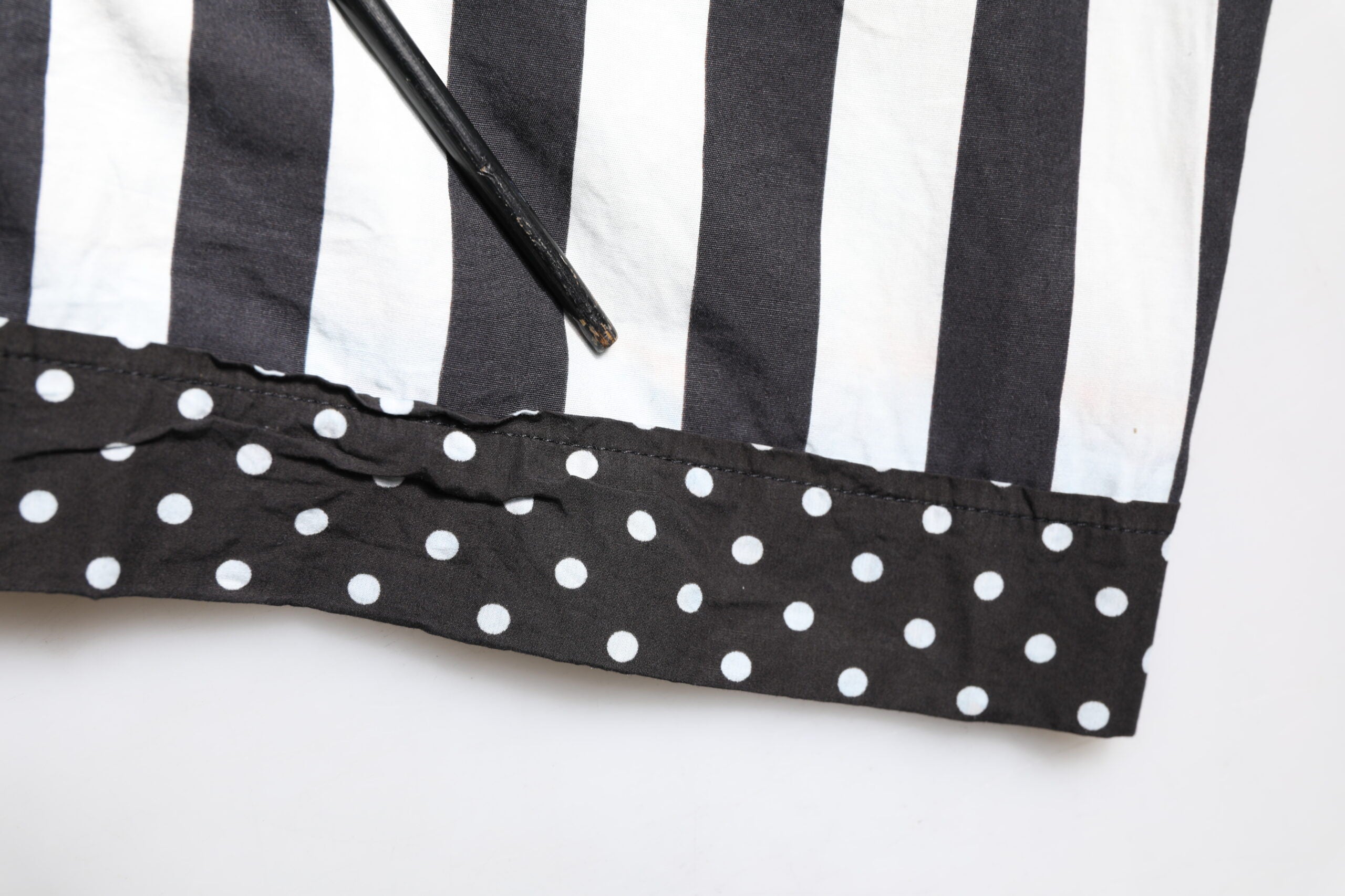 Chemise décontractée à rayures noires et blanches de Dolce & Gabbana avec boutons, en tissu léger et style élégant.