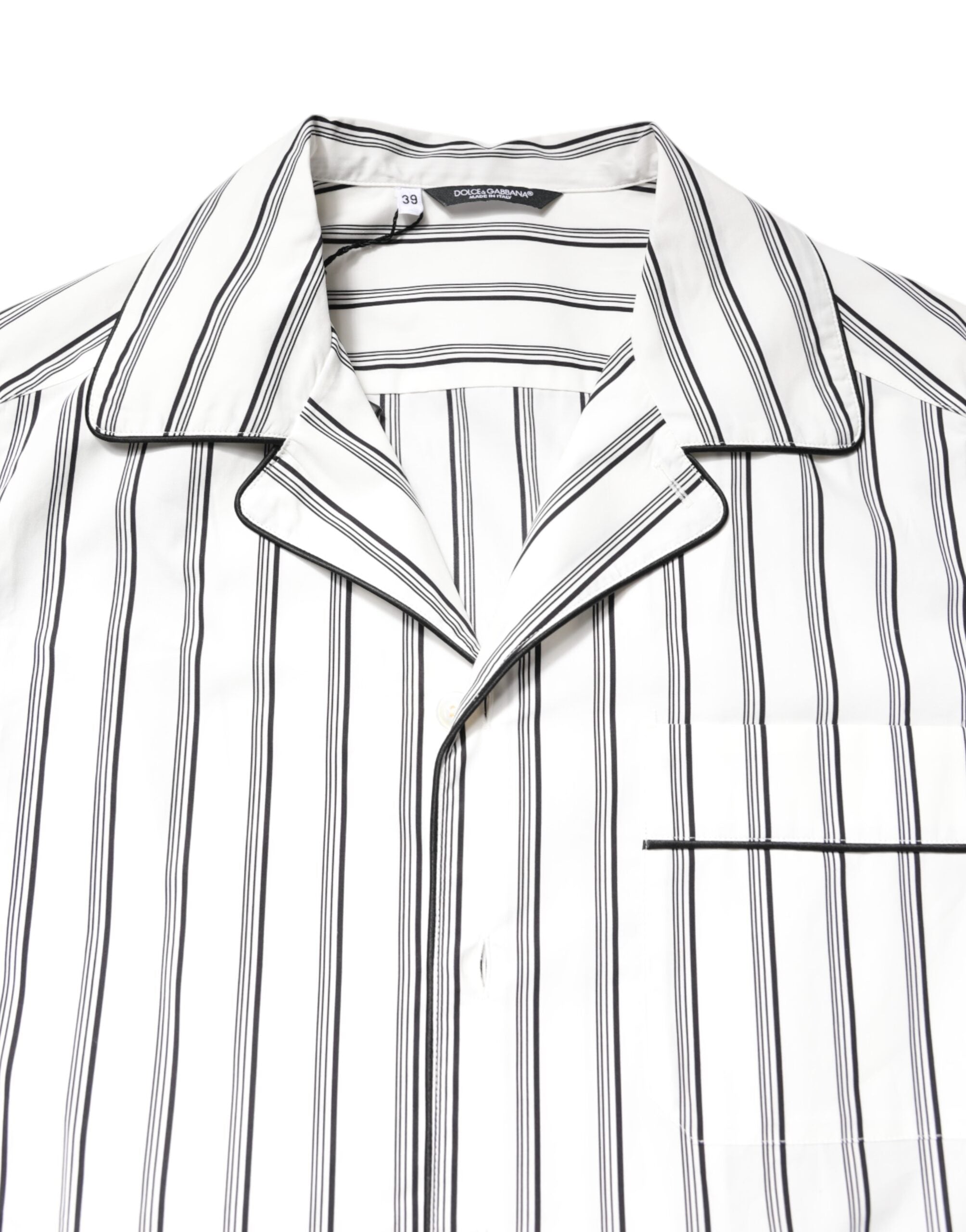 Chemise de pyjama Dolce & Gabbana à rayures blanches, vêtement de détente élégant et confortable.