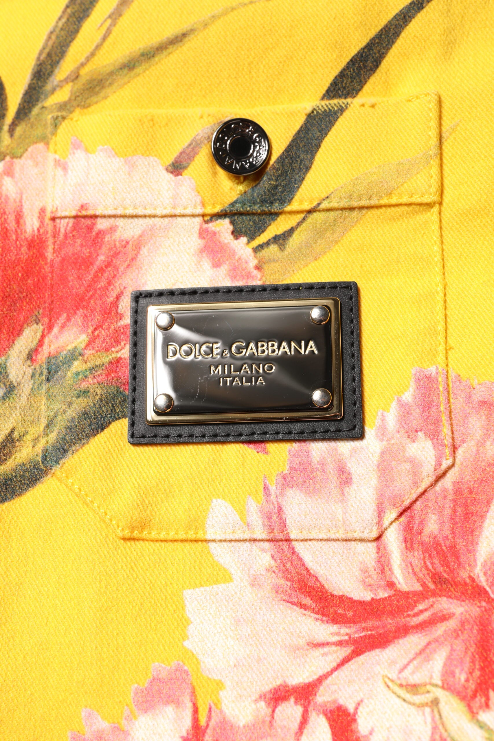 Chemise homme Dolce & Gabbana à fleurs jaunes, décontractée, avec boutons, style casual, en tissu léger.