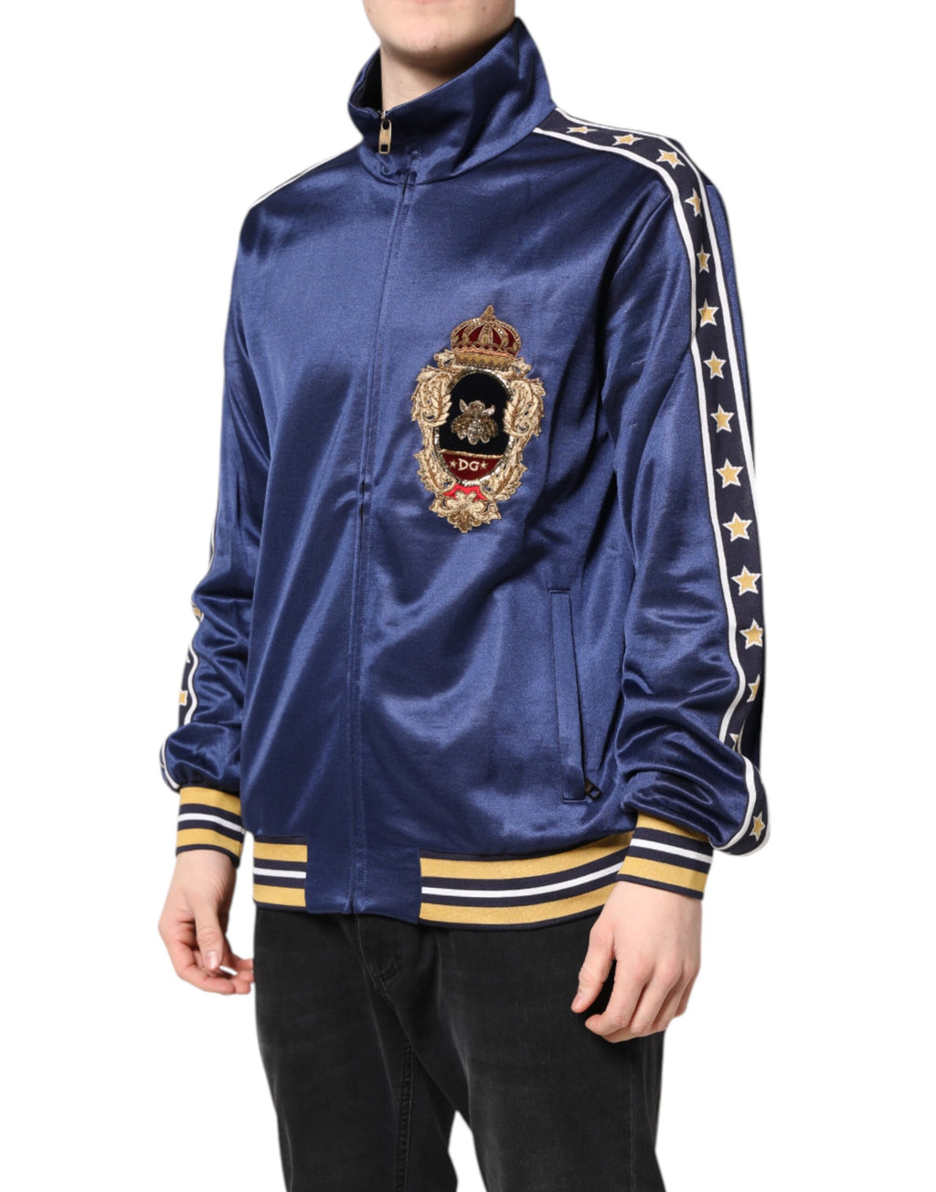 Pull homme Dolce & Gabbana en nylon bleu avec logo patch, bomber élégant et confortable, visible sur l'image.