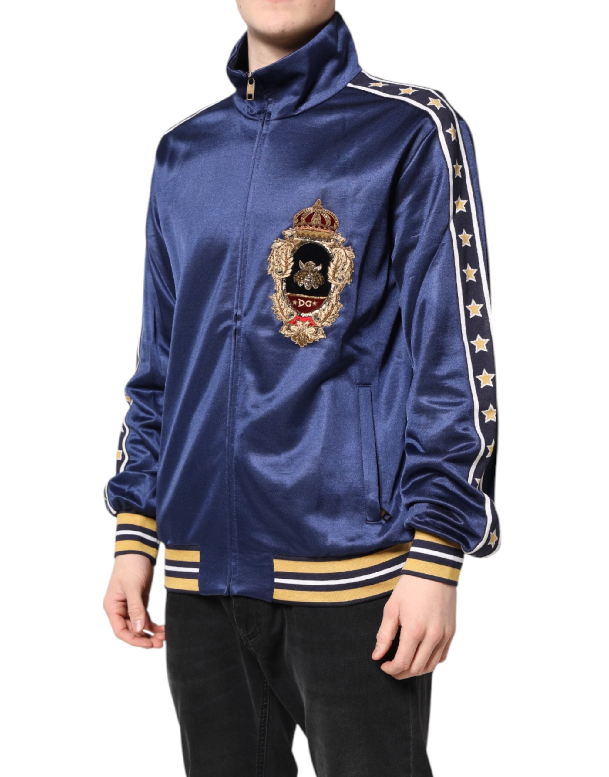 Pull homme Dolce & Gabbana en nylon bleu avec logo patch, bomber élégant et confortable, visible sur l'image.