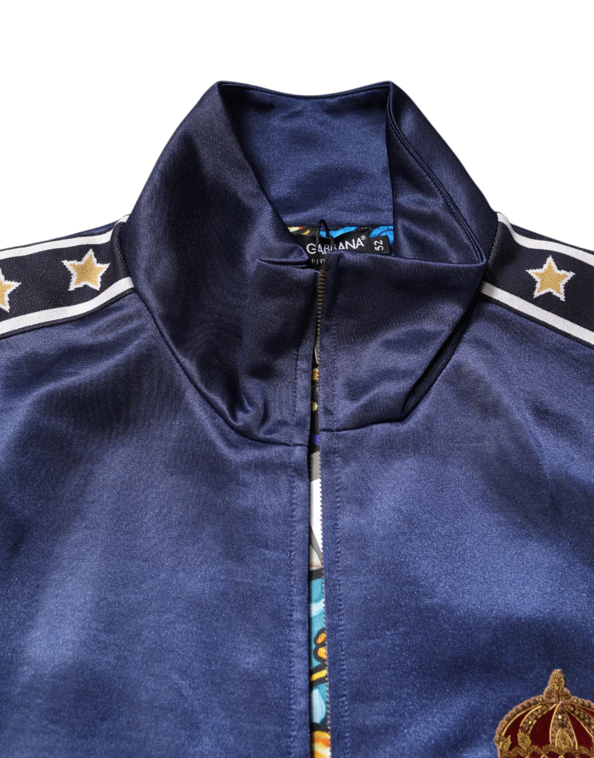 Pull en nylon bleu Dolce & Gabbana pour homme avec logo patch, bomber, style décontracté, vue de face.