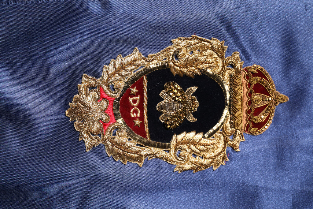 Sweat-shirt bomber bleu en nylon Dolce & Gabbana avec logo patch pour homme, détails modernes et style décontracté.