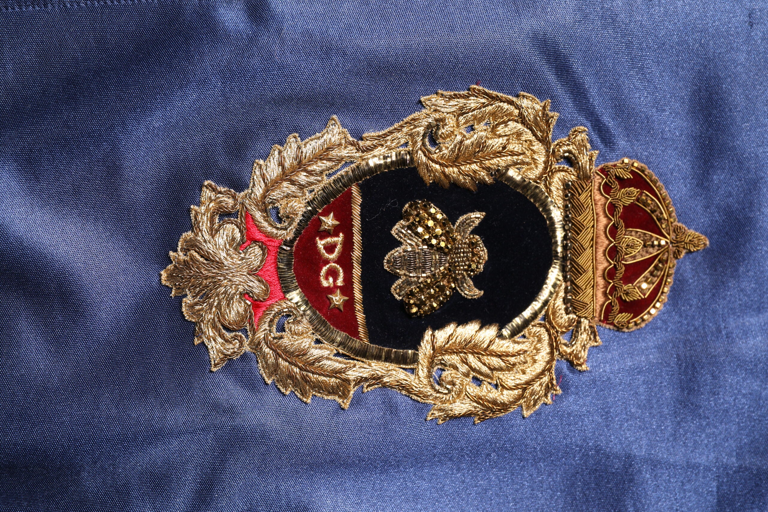 Sweat-shirt bomber bleu en nylon Dolce & Gabbana avec logo patch pour homme, détails modernes et style décontracté.