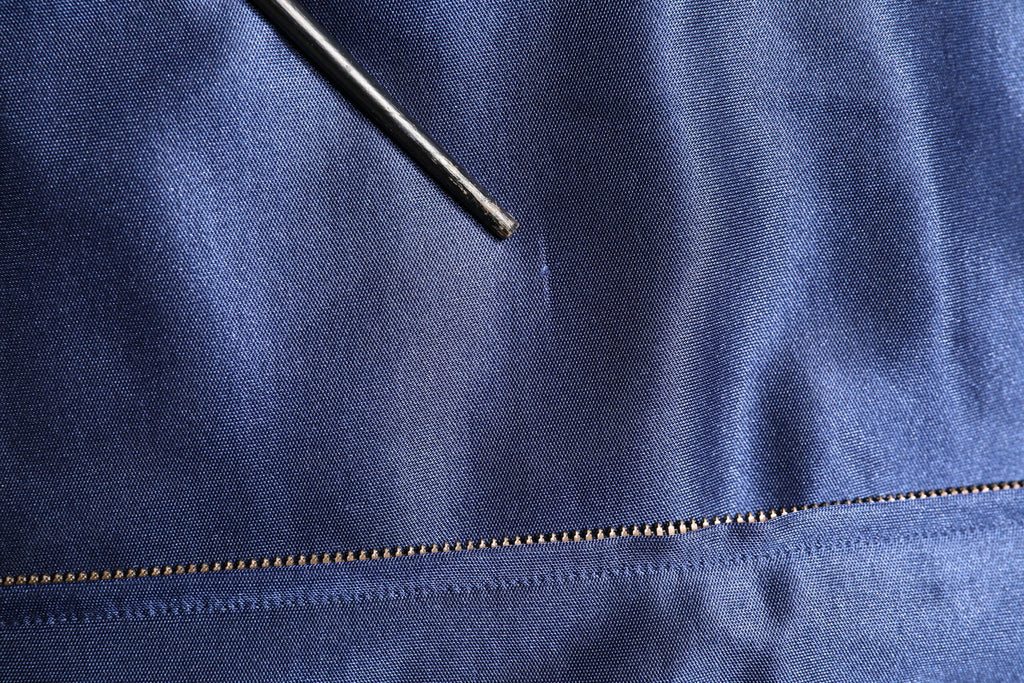 Pull homme bomber en nylon bleu Dolce & Gabbana avec logo et patch, style décontracté et moderne.