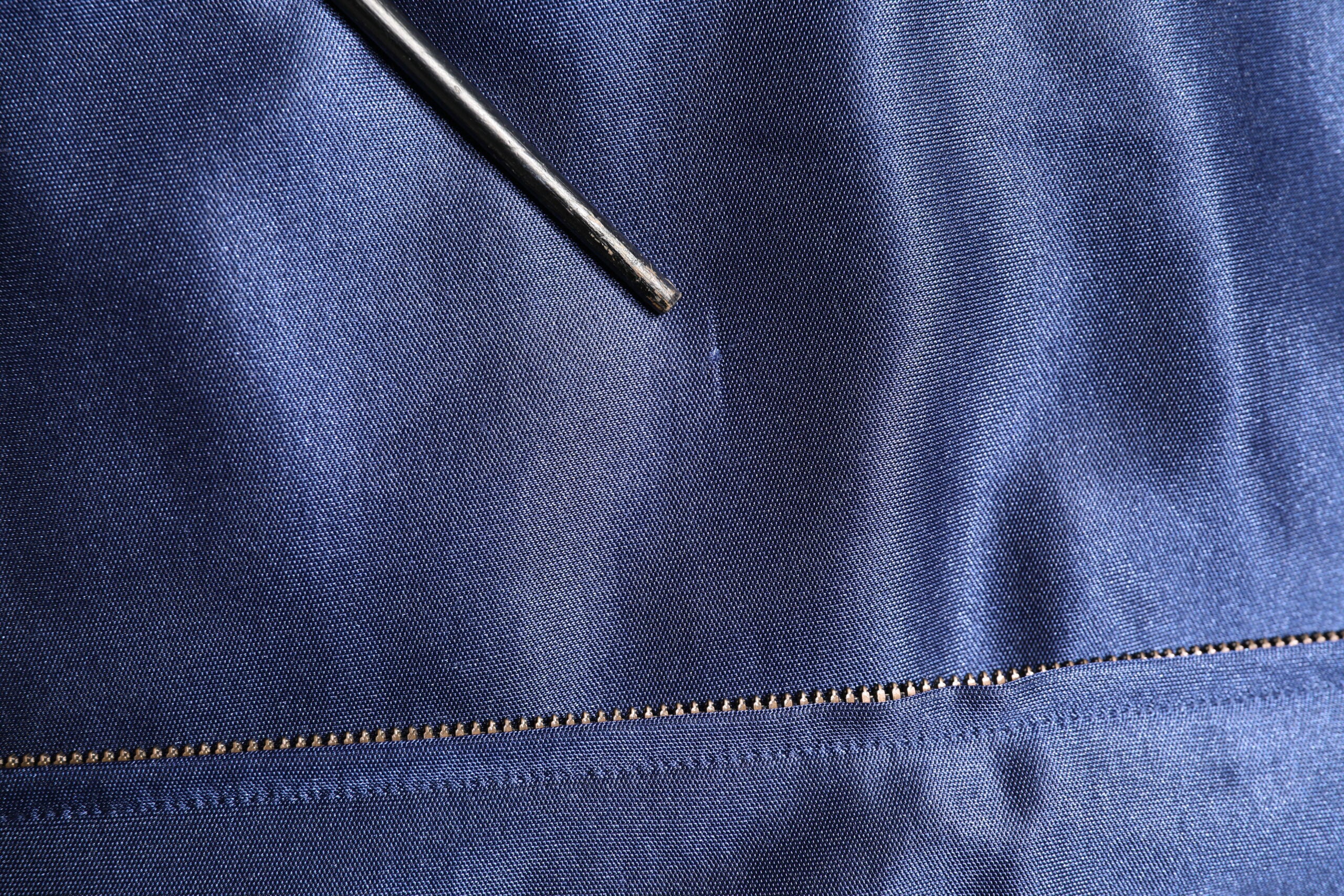 Pull homme bomber en nylon bleu Dolce & Gabbana avec logo et patch, style décontracté et moderne.