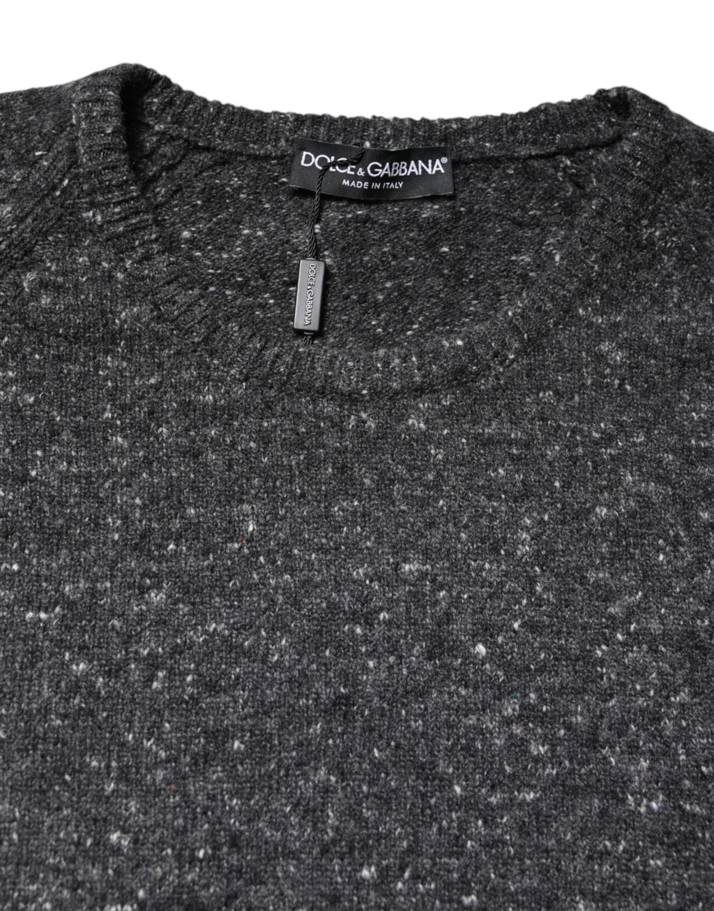 Pull en laine gris de Dolce & Gabbana avec col rond, texture tricotée, style élégant et confortable.