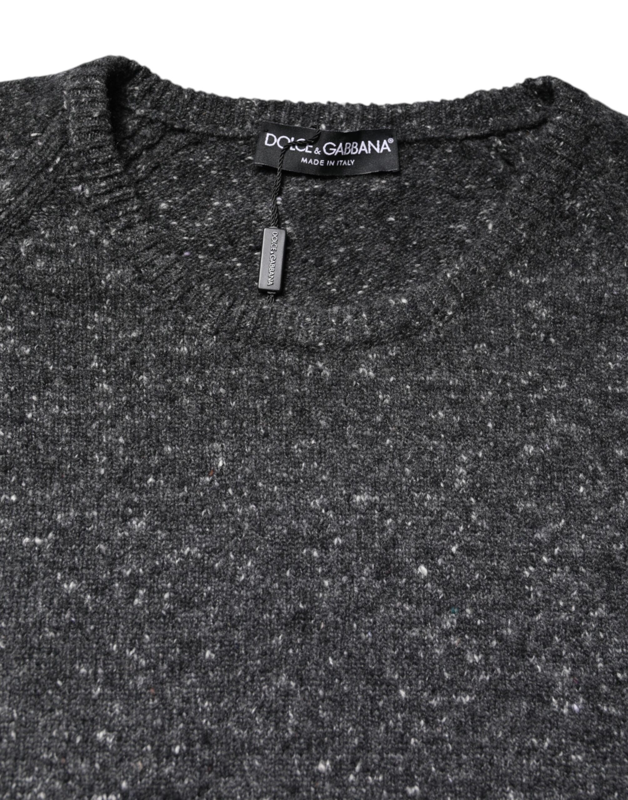 Pull en laine gris de Dolce & Gabbana avec col rond, texture tricotée, style élégant et confortable.