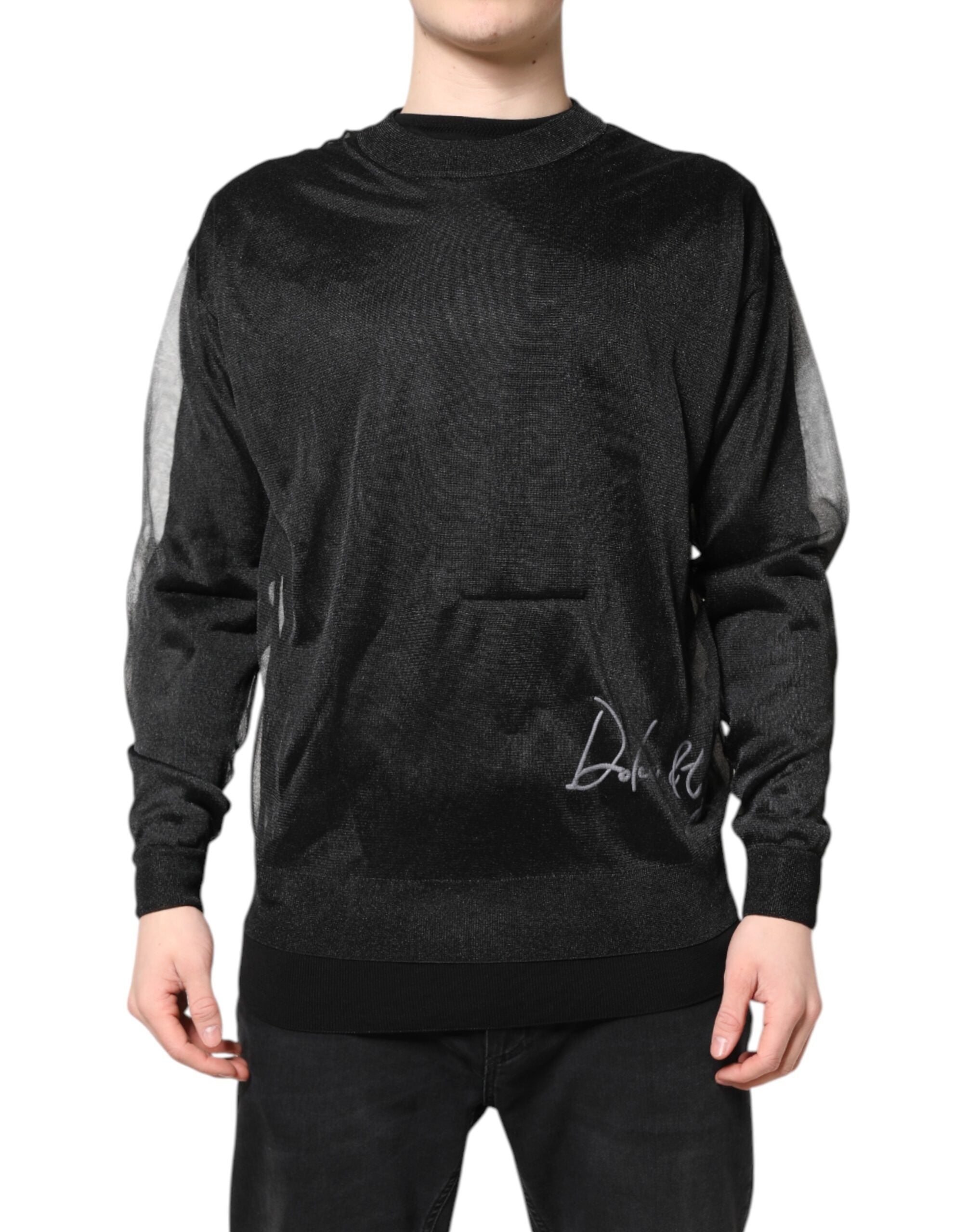 Pull noir en maille avec logo Dolce & Gabbana, col rond, style décontracté et moderne, porté sur un mannequin.