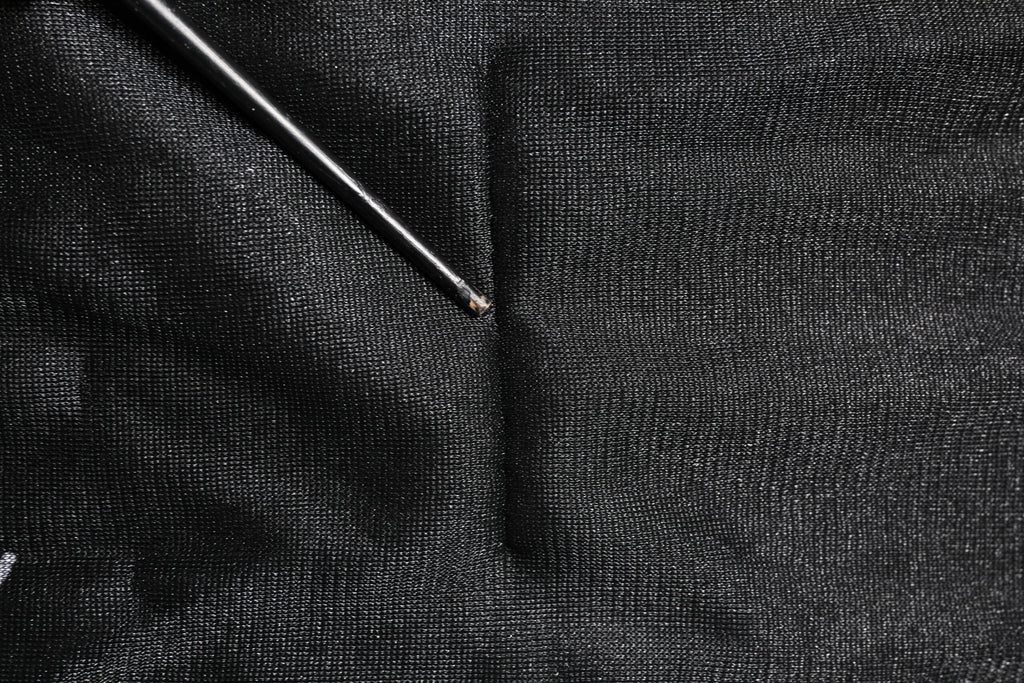 Pull-over noir Dolce & Gabbana en maille à logo, col rond et coupe classique, visible en gros plan dans l'image.