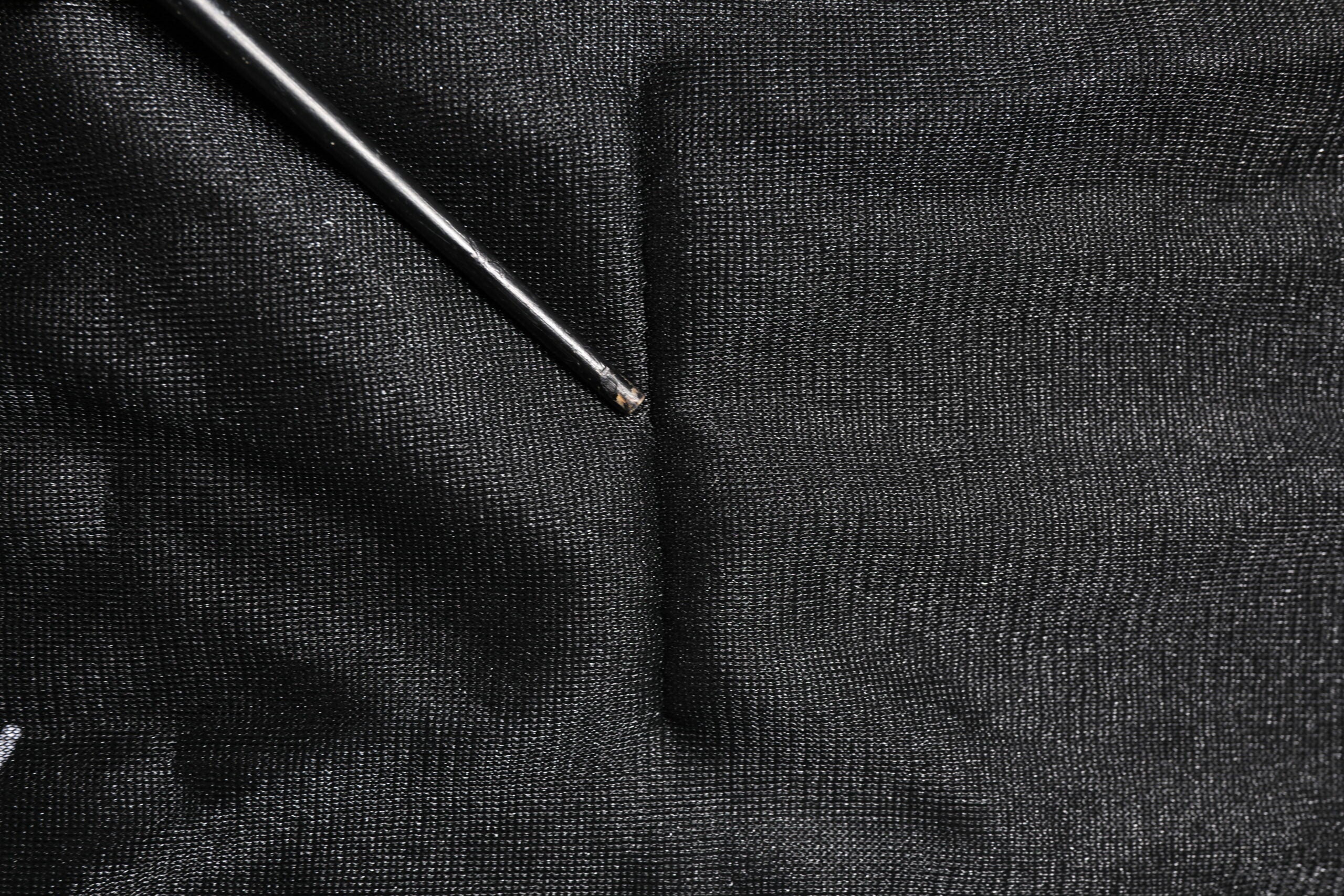 Pull-over noir Dolce & Gabbana en maille à logo, col rond et coupe classique, visible en gros plan dans l'image.