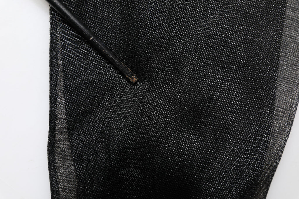 Pull en laine noir Dolce & Gabbana avec logo tricoté, col rond et coupe classique, visible en gros plan.