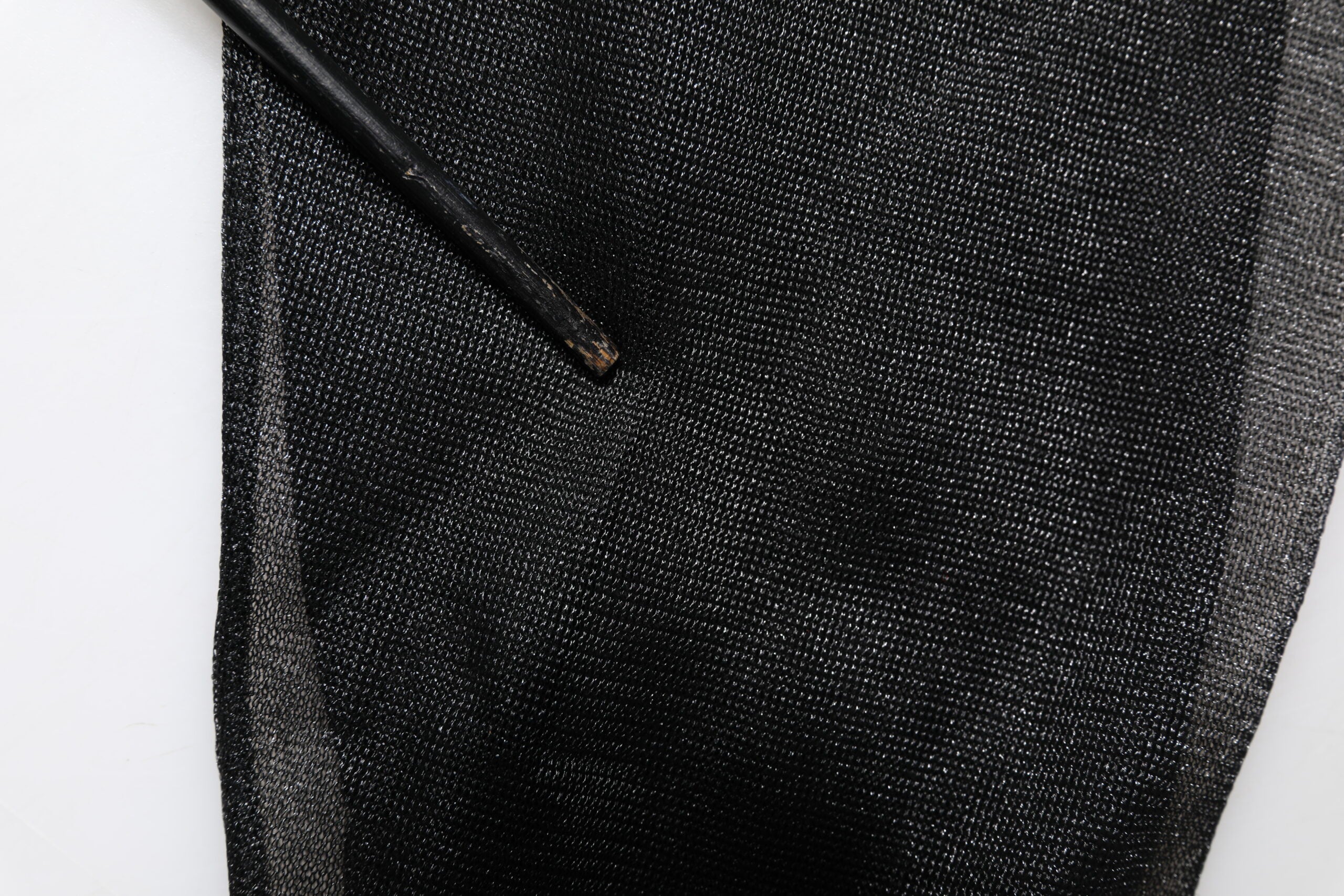 Pull en laine noir Dolce & Gabbana avec logo tricoté, col rond et coupe classique, visible en gros plan.