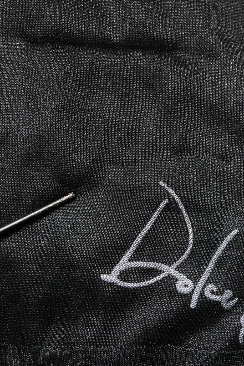 Pull-over en laine noir Dolce & Gabbana avec logo brodé, col rond, doux et confortable, style casual élégant.