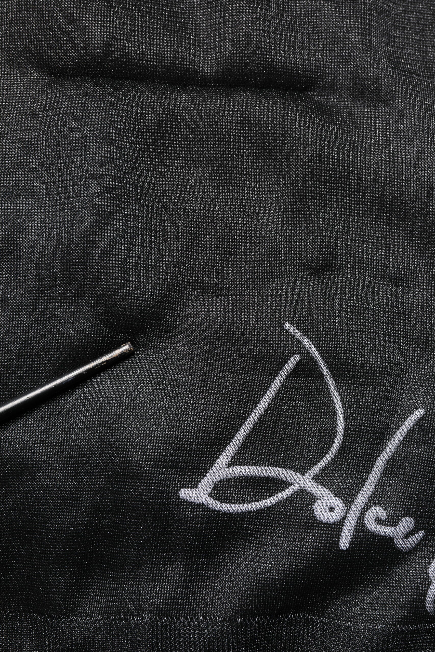 Pull-over en laine noir Dolce & Gabbana avec logo brodé, col rond, doux et confortable, style casual élégant.