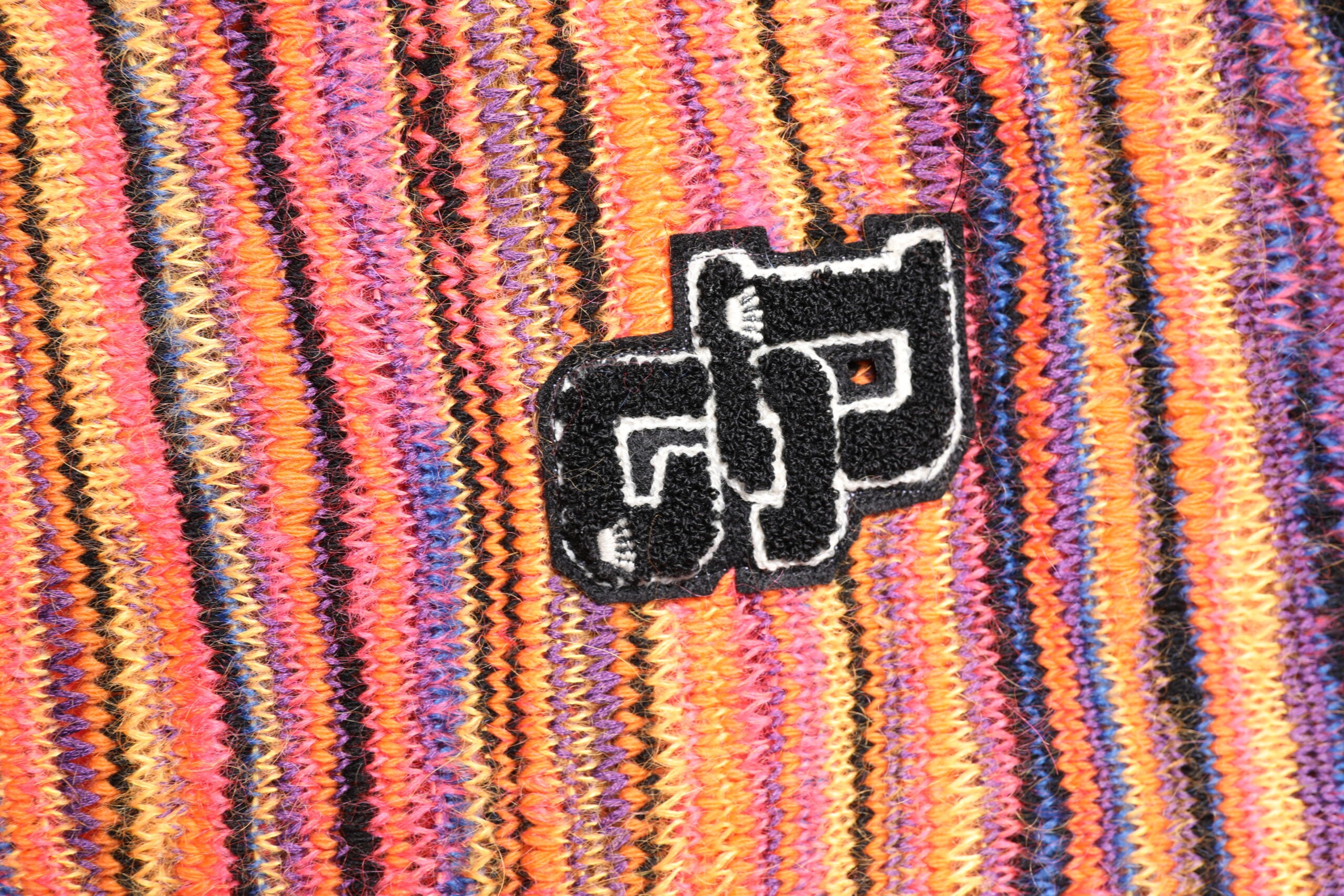 Pull en laine multicolore Dolce & Gabbana avec logo DG, pull-over à col rond et motif coloré, élégant et confortable.