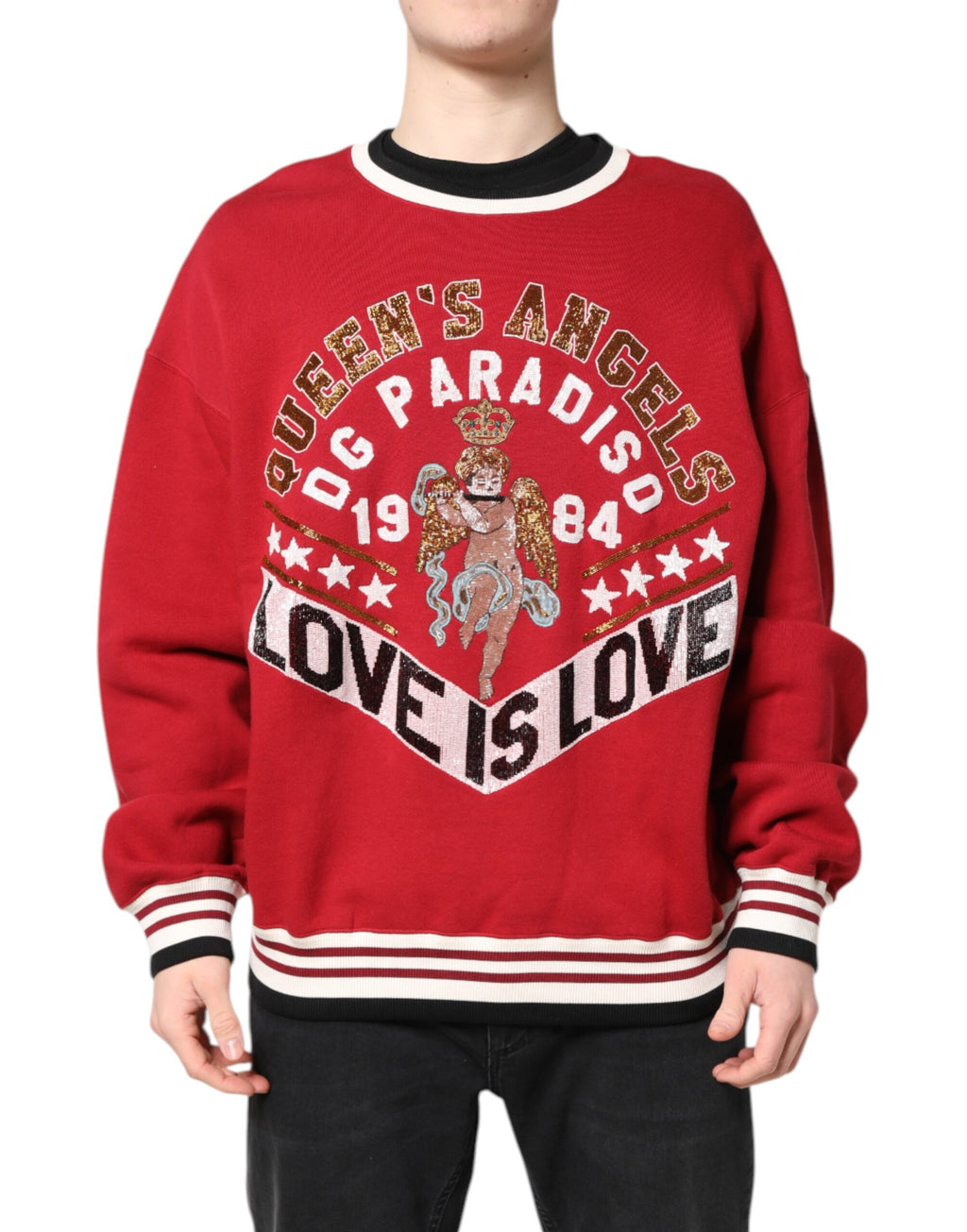 Pull à manches longues Dolce & Gabbana en maille rouge à sequins, sweatshirt élégant avec col rond, porté sur un mannequin.