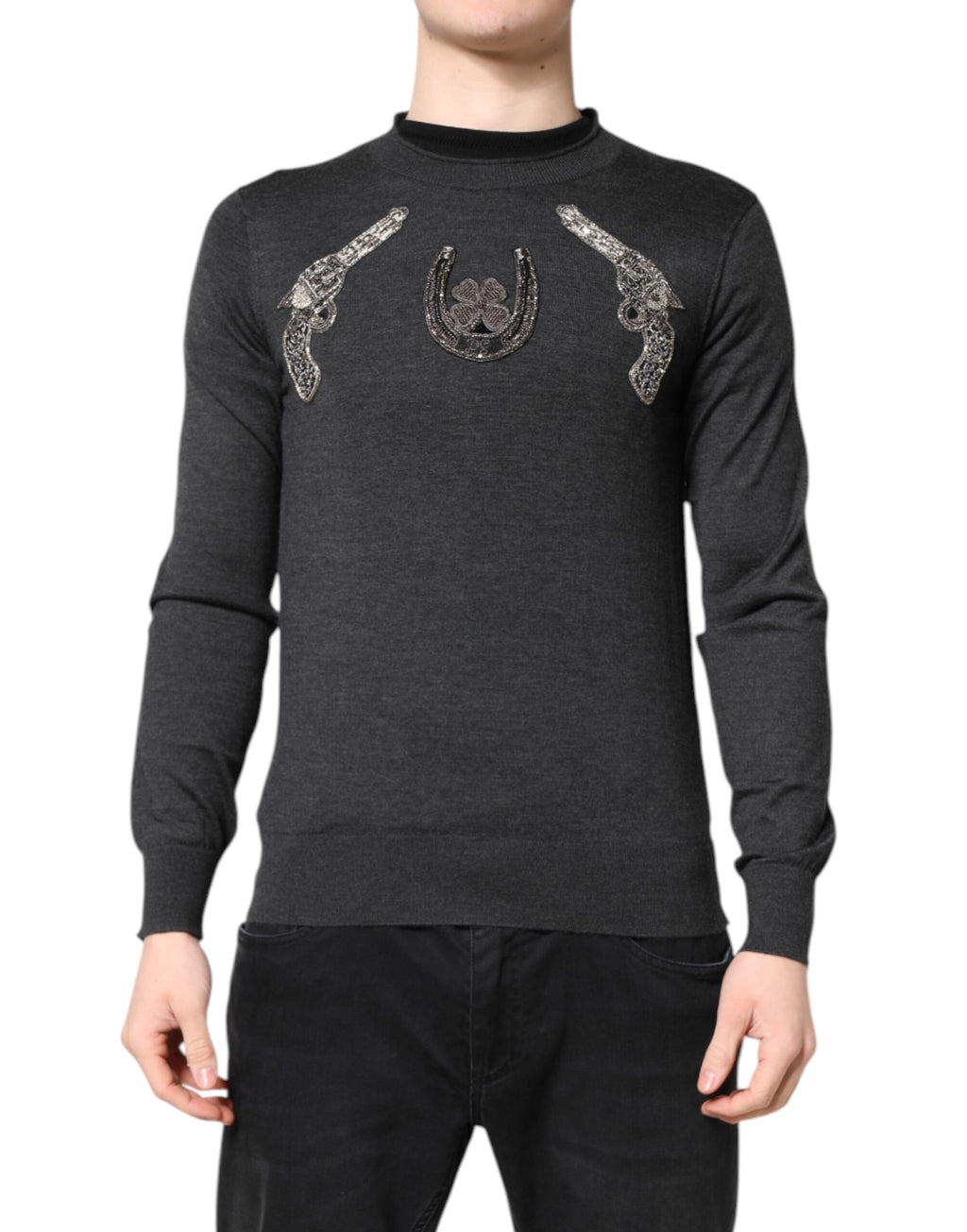 Pull en maille gris Dolce & Gabbana pour homme avec broderie, décontracté et élégant, porté sur un mannequin.