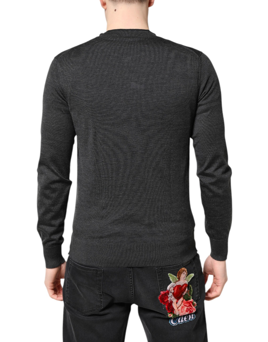 Pull à manches longues Dolce & Gabbana gris avec broderie en tricot pour homme, détails élégants et texture douce.