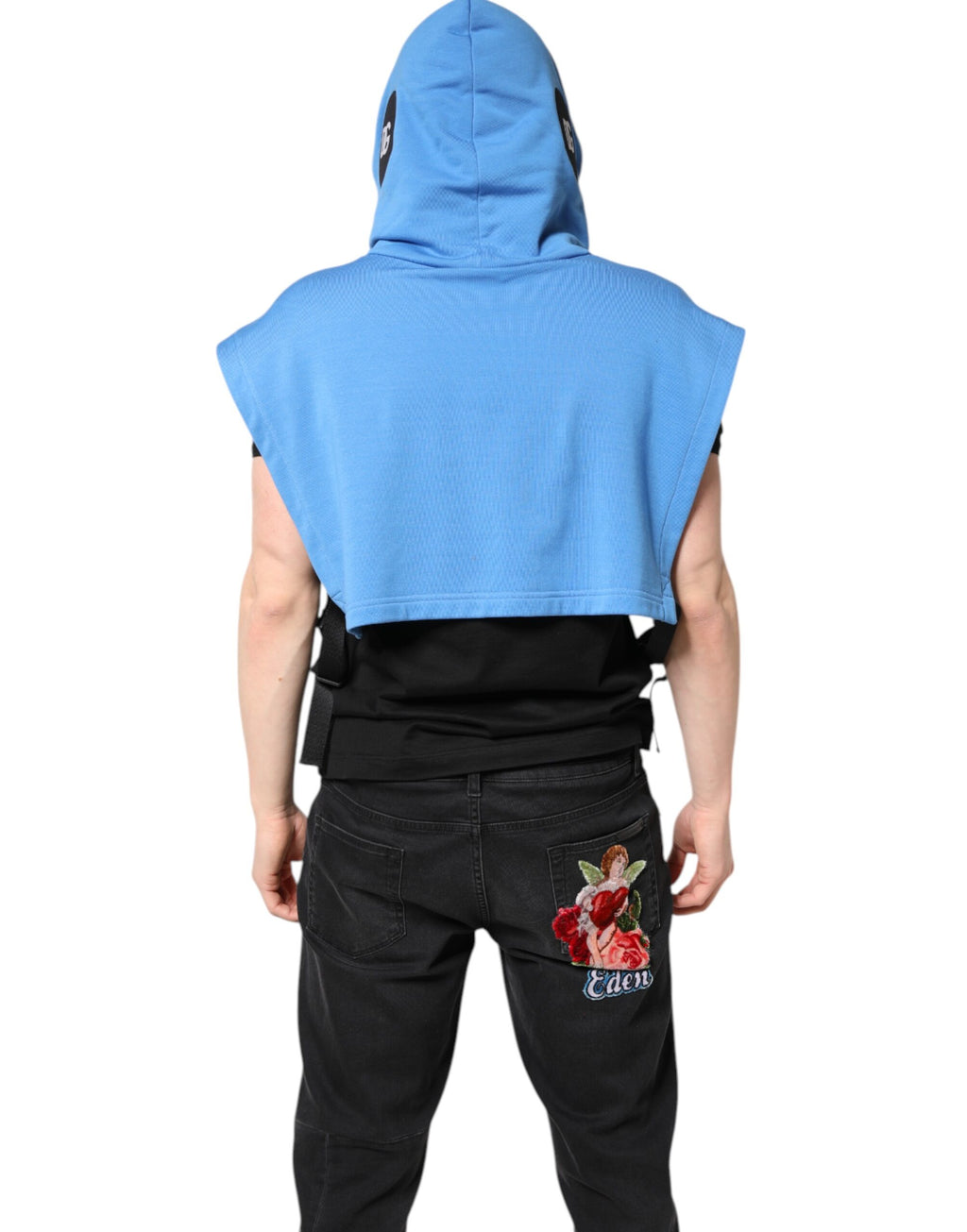 Gilet homme Dolce & Gabbana en coton bleu avec capuche, style sportswear, porté en extérieur.