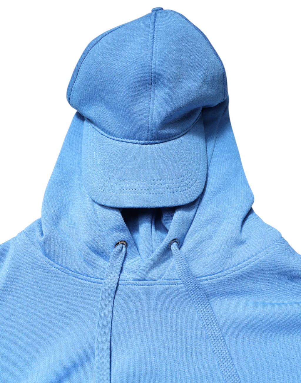 Gilet homme Dolce & Gabbana en coton bleu avec capuche, style sportswear, porté avec logo Dolce & Gabbana visible.