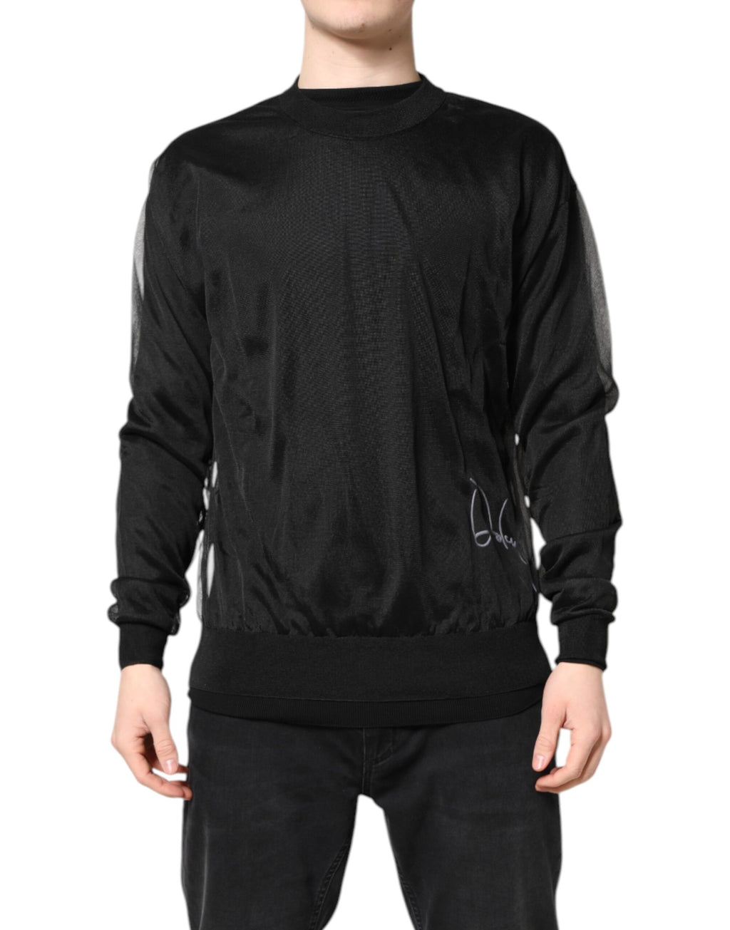 Pull-over noir en maille avec logo Dolce & Gabbana, col rond et design élégant, porté sur un mannequin.