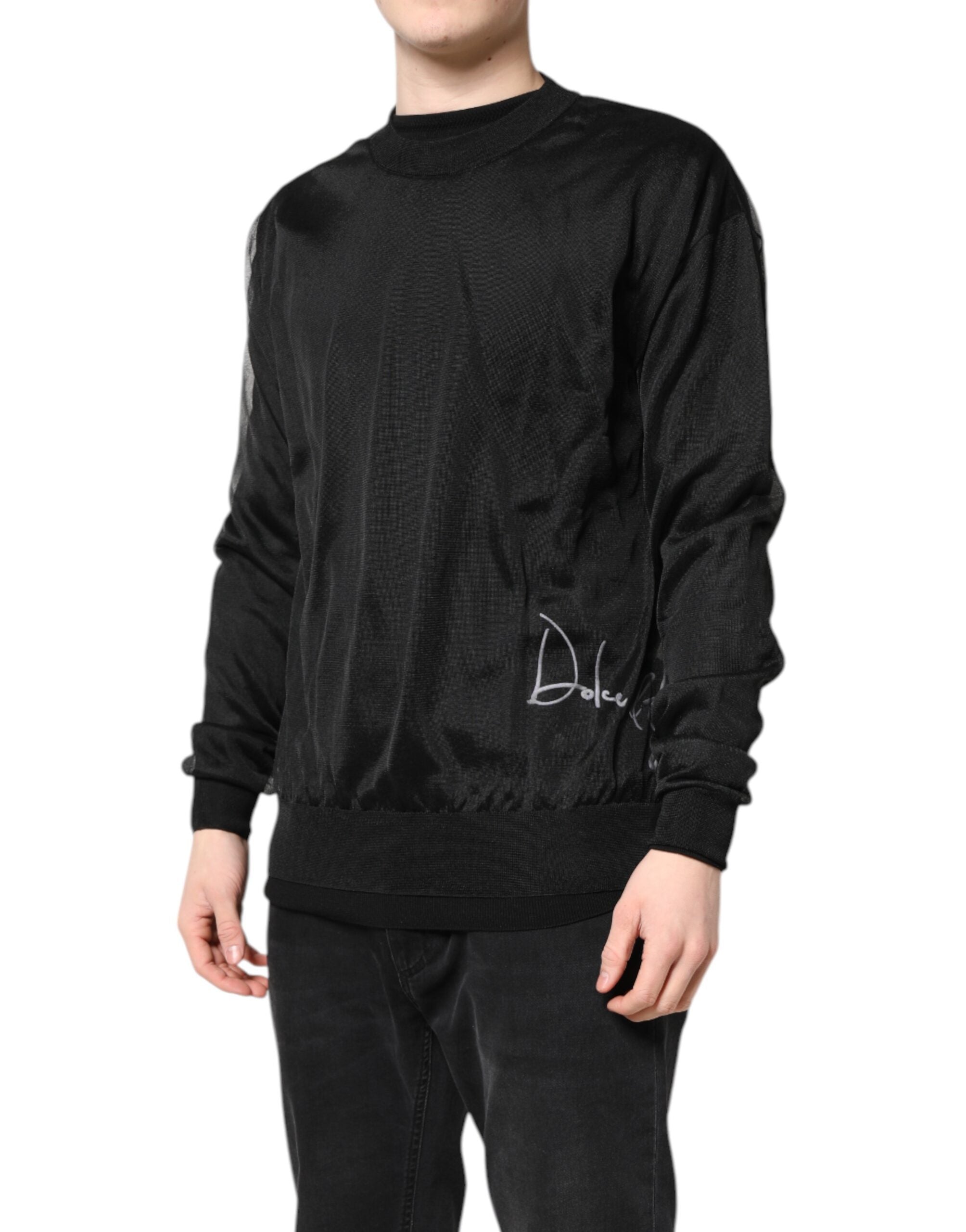 Pull en maille noir Dolce & Gabbana avec logo, col rond, look décontracté et élégant, porté comme vêtement pour homme.
