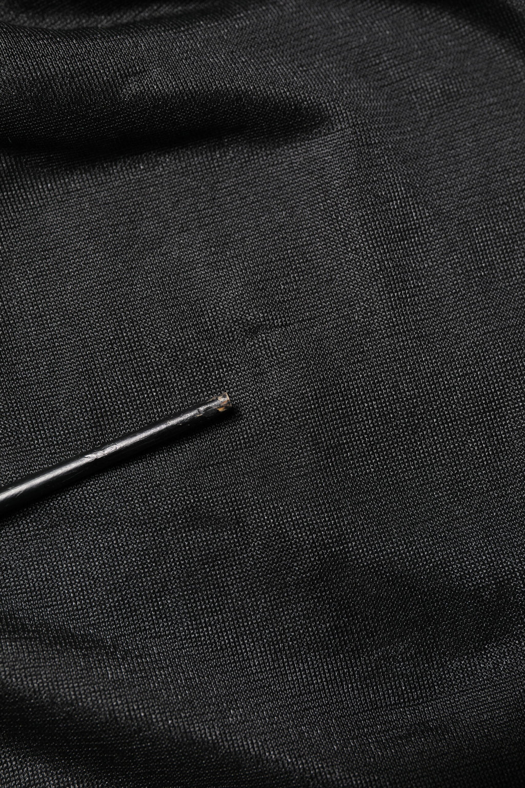 Pull en laine noir Dolce & Gabbana avec logo tissé, col rond, look élégant et décontracté, vue de face.
