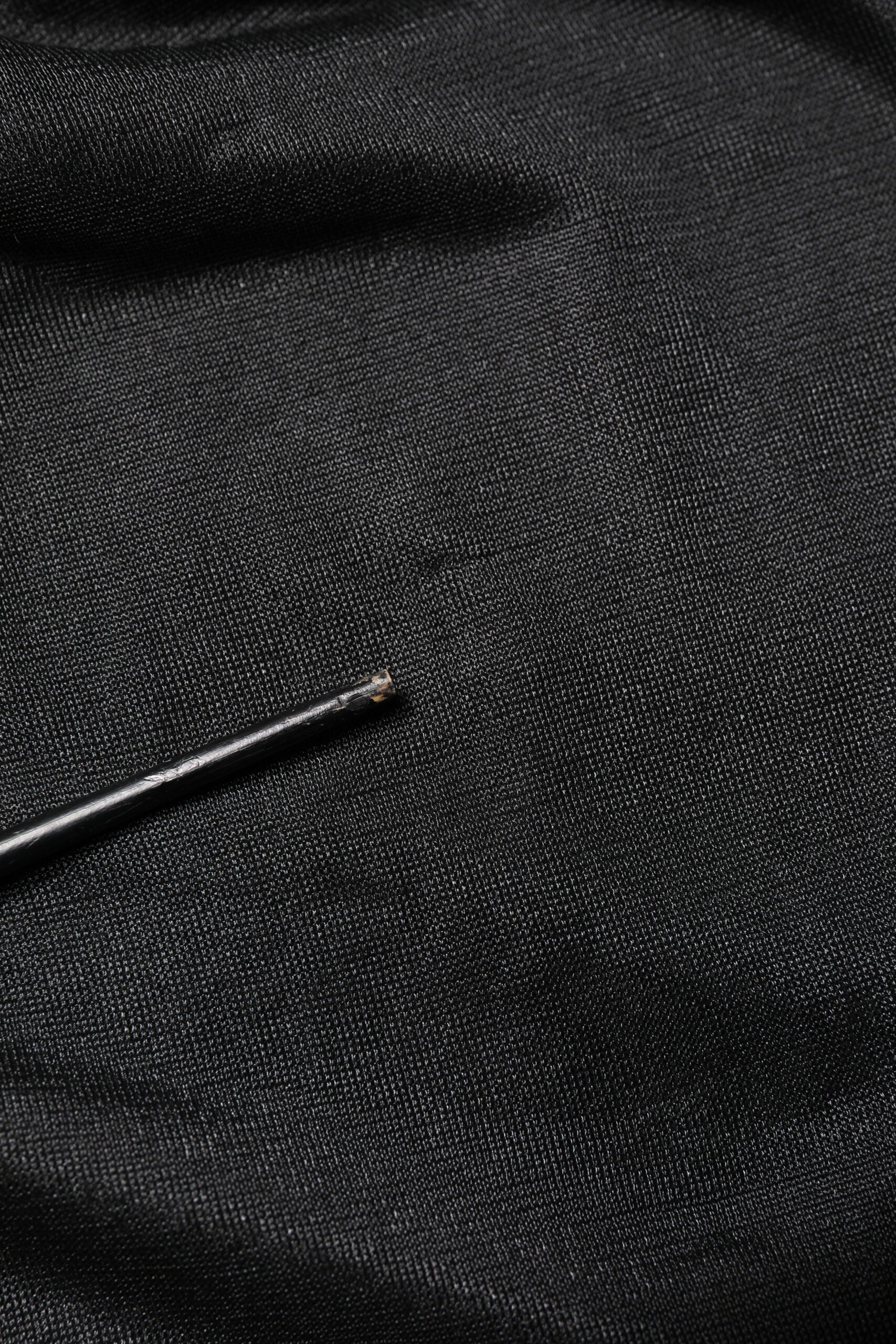 Pull en laine noir Dolce & Gabbana avec logo tissé, col rond, look élégant et décontracté, vue de face.