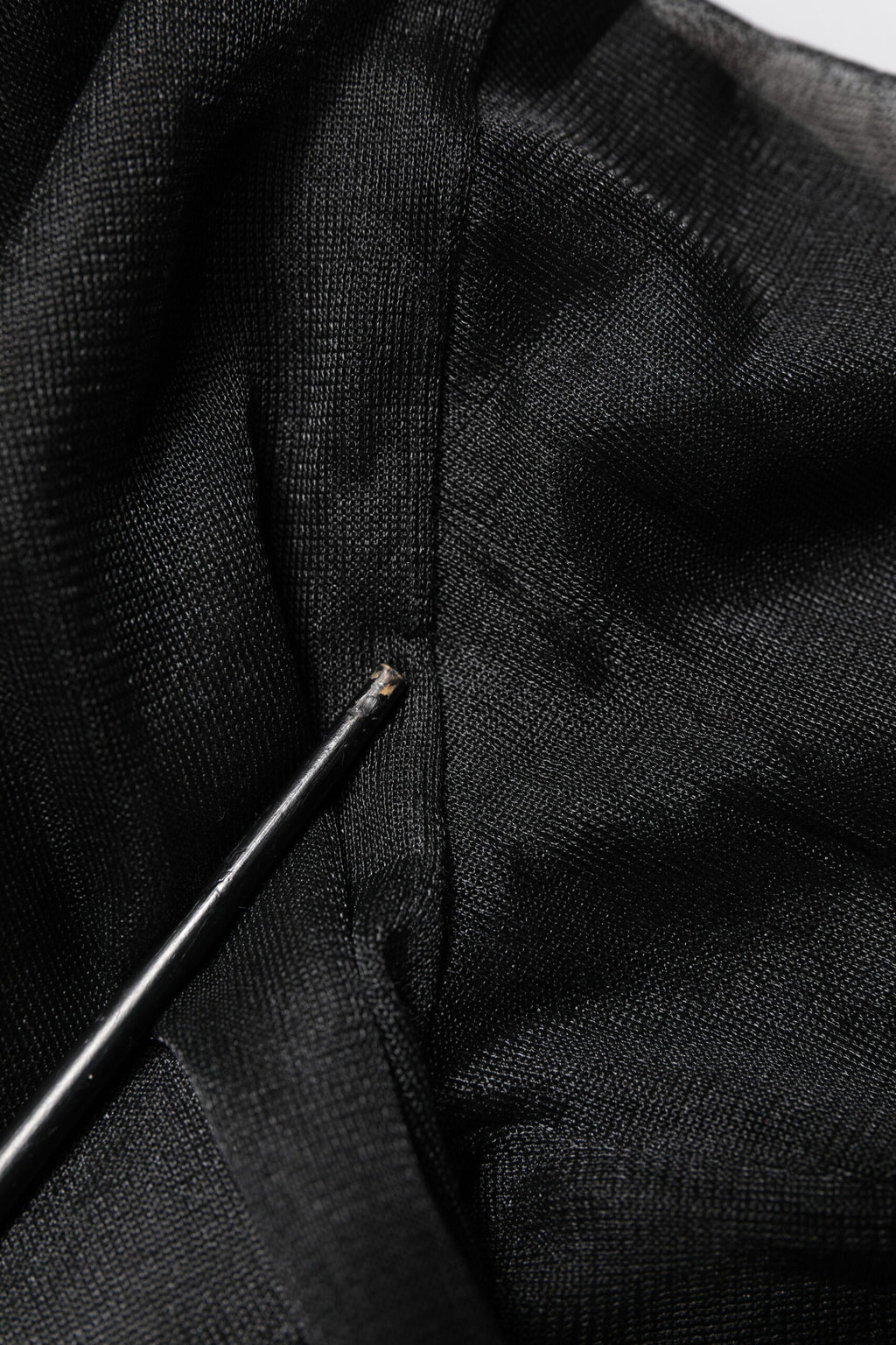 Pull à col rond Dolce & Gabbana noir en maille avec logo, doux et confortable, porté sur un mannequin.