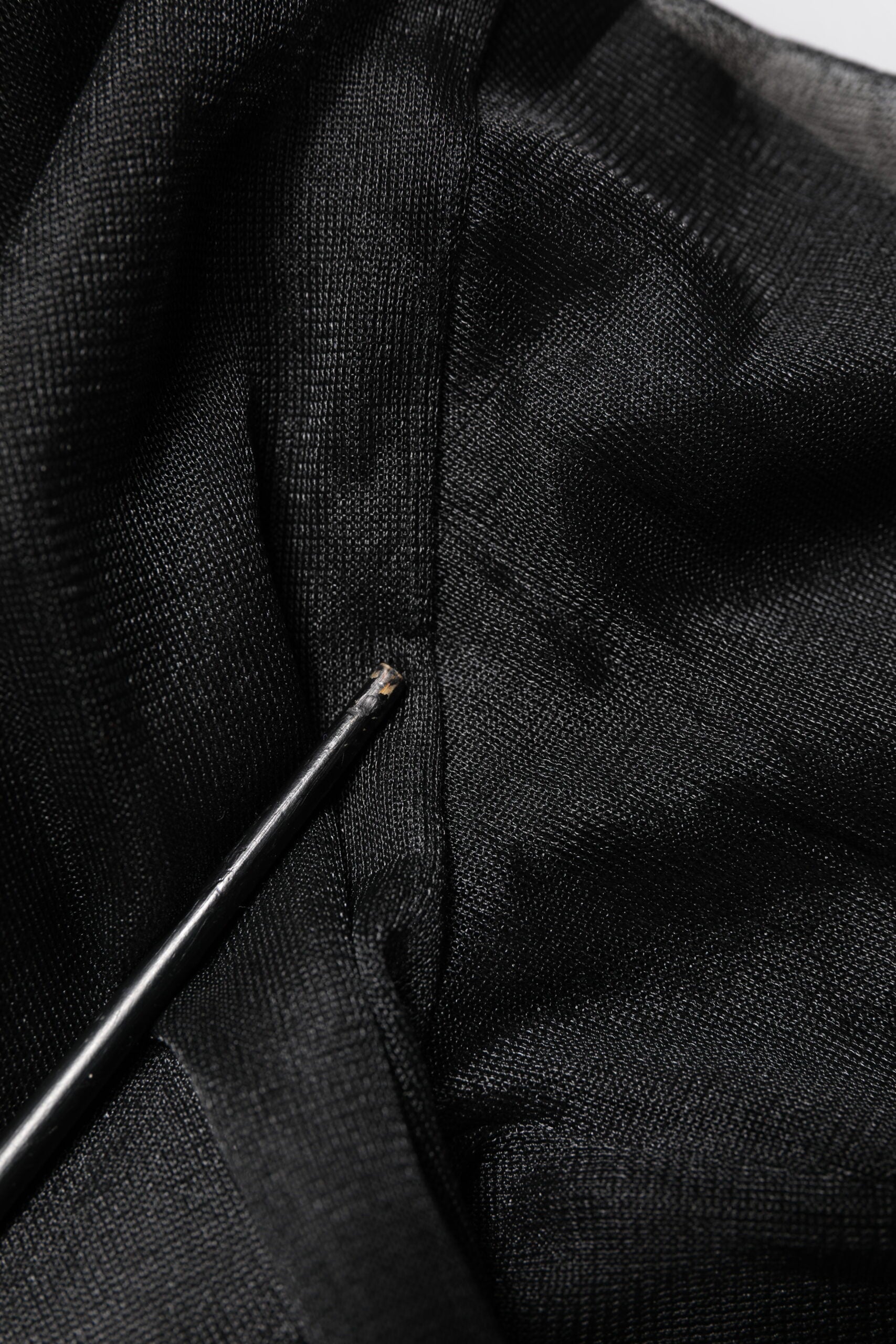 Pull à col rond Dolce & Gabbana noir en maille avec logo, doux et confortable, porté sur un mannequin.