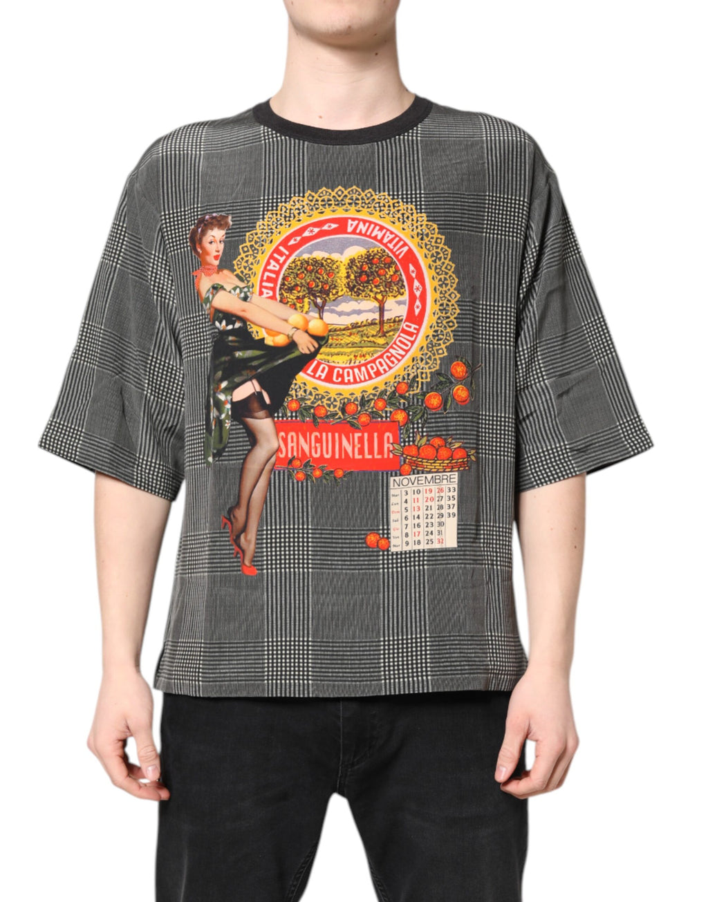 T-shirt à manches courtes Dolce & Gabbana avec imprimé graphique noir et blanc, tissu léger et design moderne.