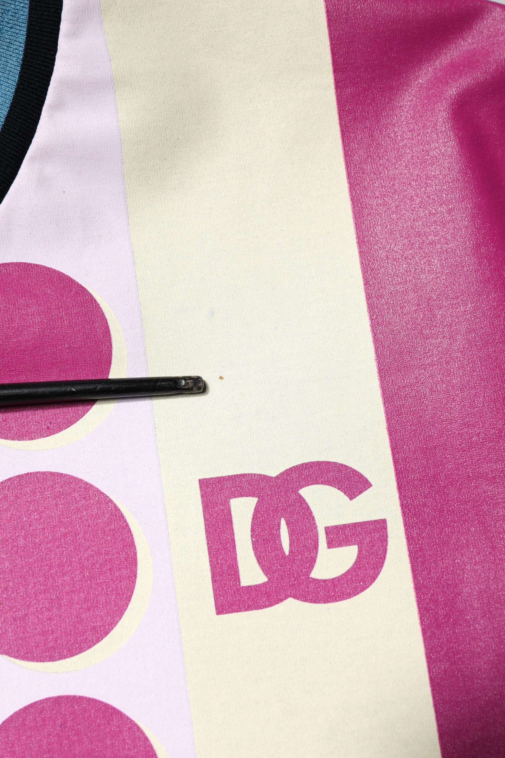 T-shirt à manches courtes Dolce & Gabbana avec logo multicolore imprimé, design moderne et tendance.