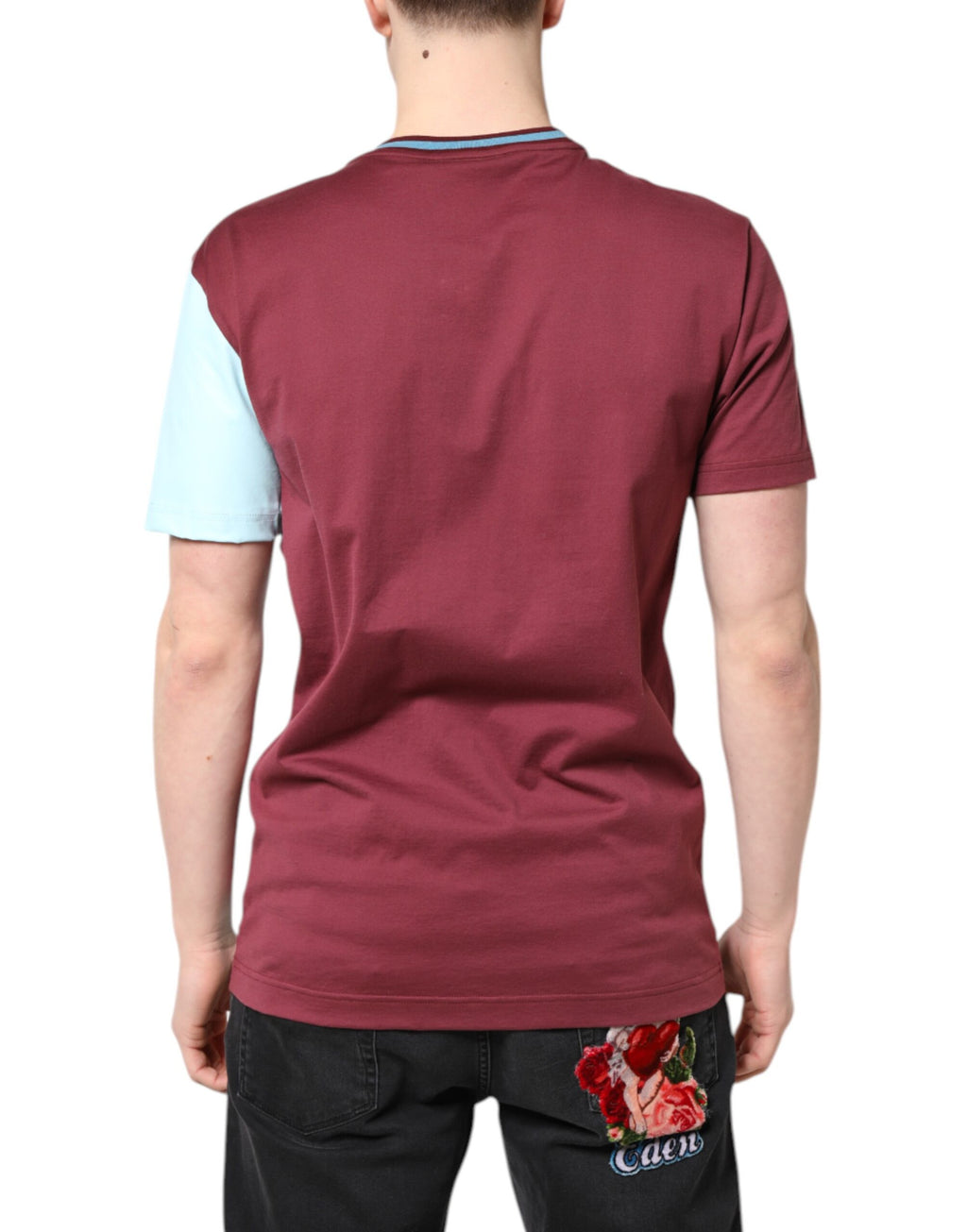 T-shirt à manches courtes Dolce & Gabbana à logo multicolore imprimé, design tendance et coloré.
