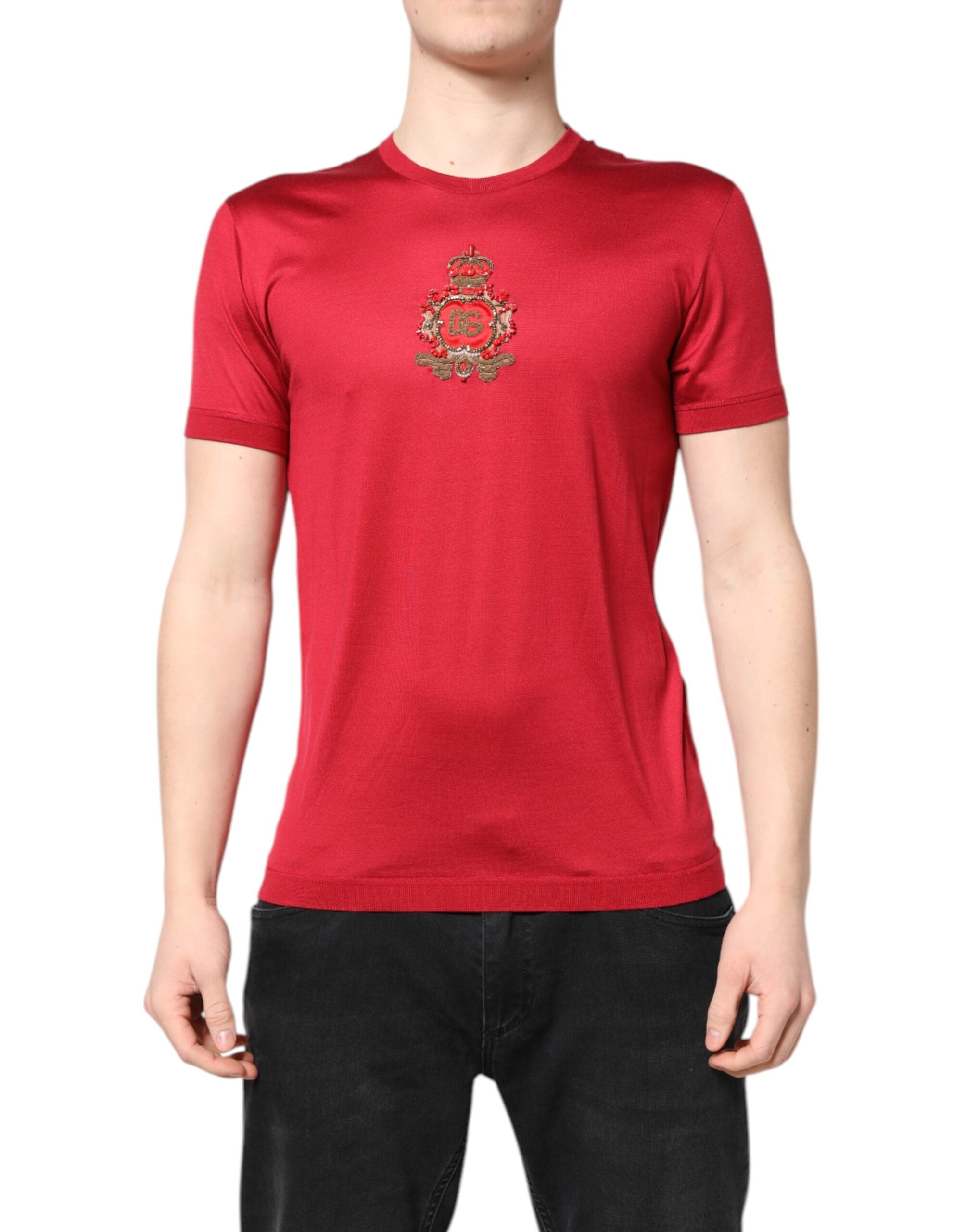 T-shirt à manches courtes en soie rouge Dolce & Gabbana avec logo DG en couronne sur la poitrine.