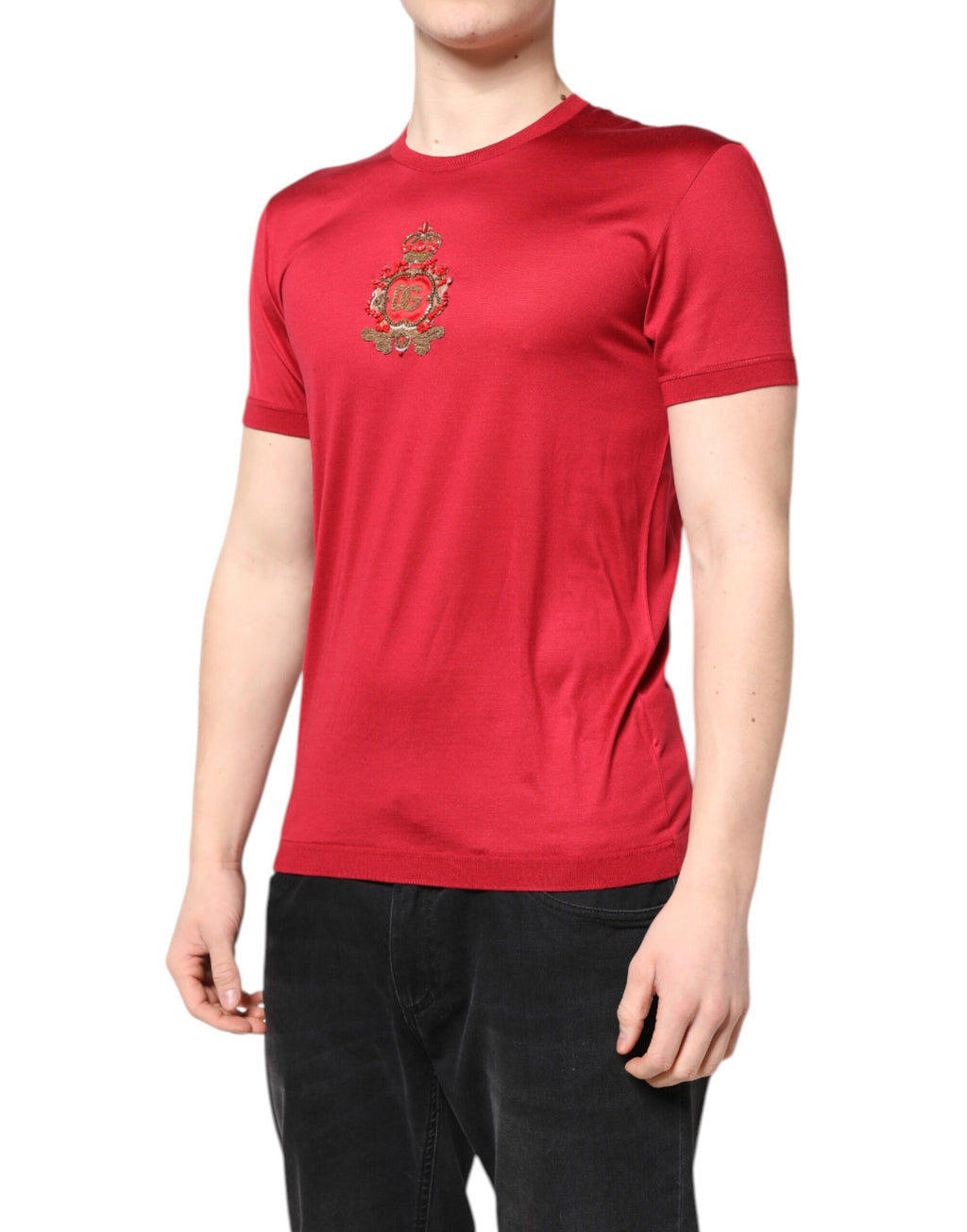 T-shirt à manches courtes en soie rouge Dolce & Gabbana avec logo DG couronne, style élégant et moderne.