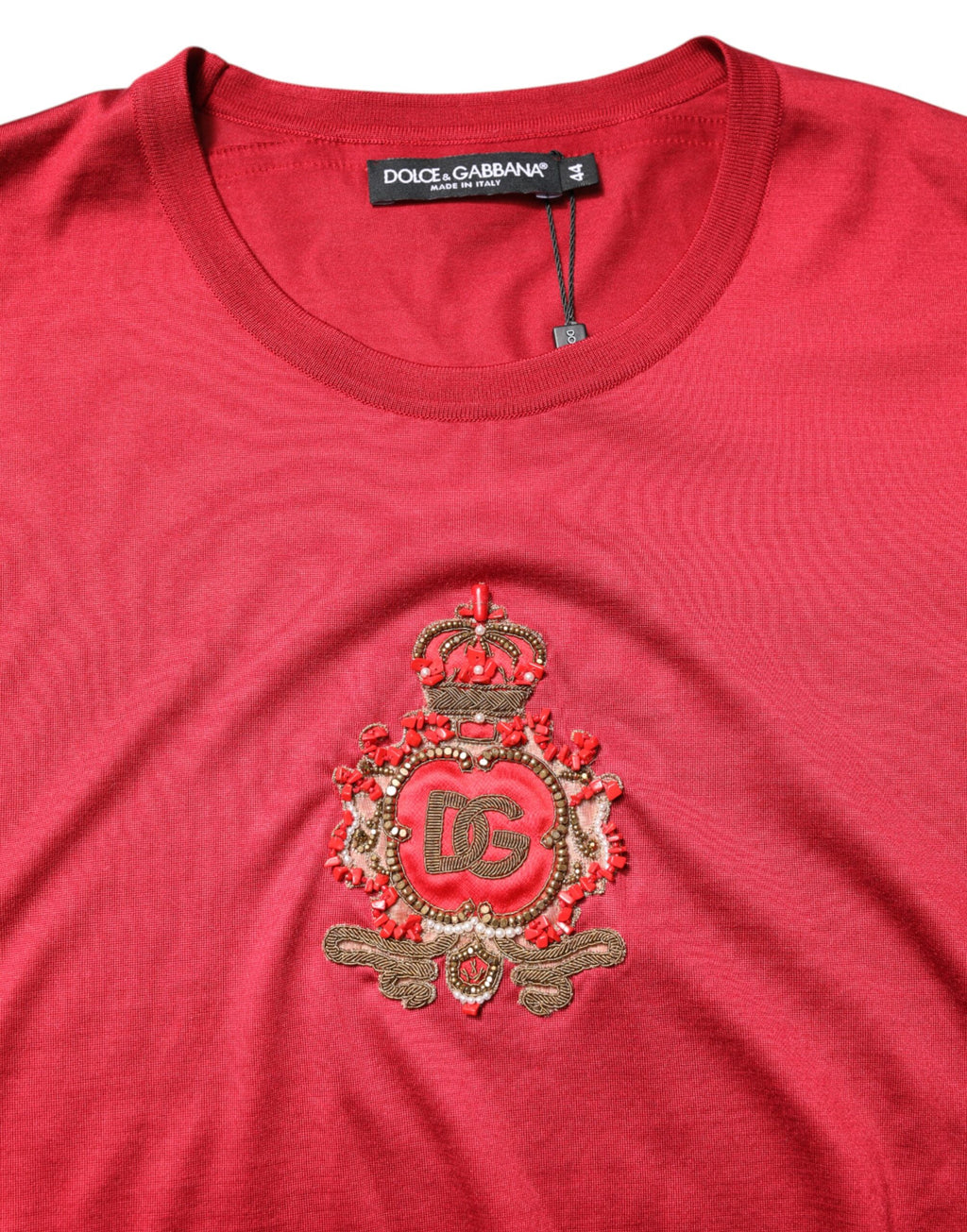 T-shirt Dolce & Gabbana en soie rouge avec logo DG couronne à manches courtes, vue de face.