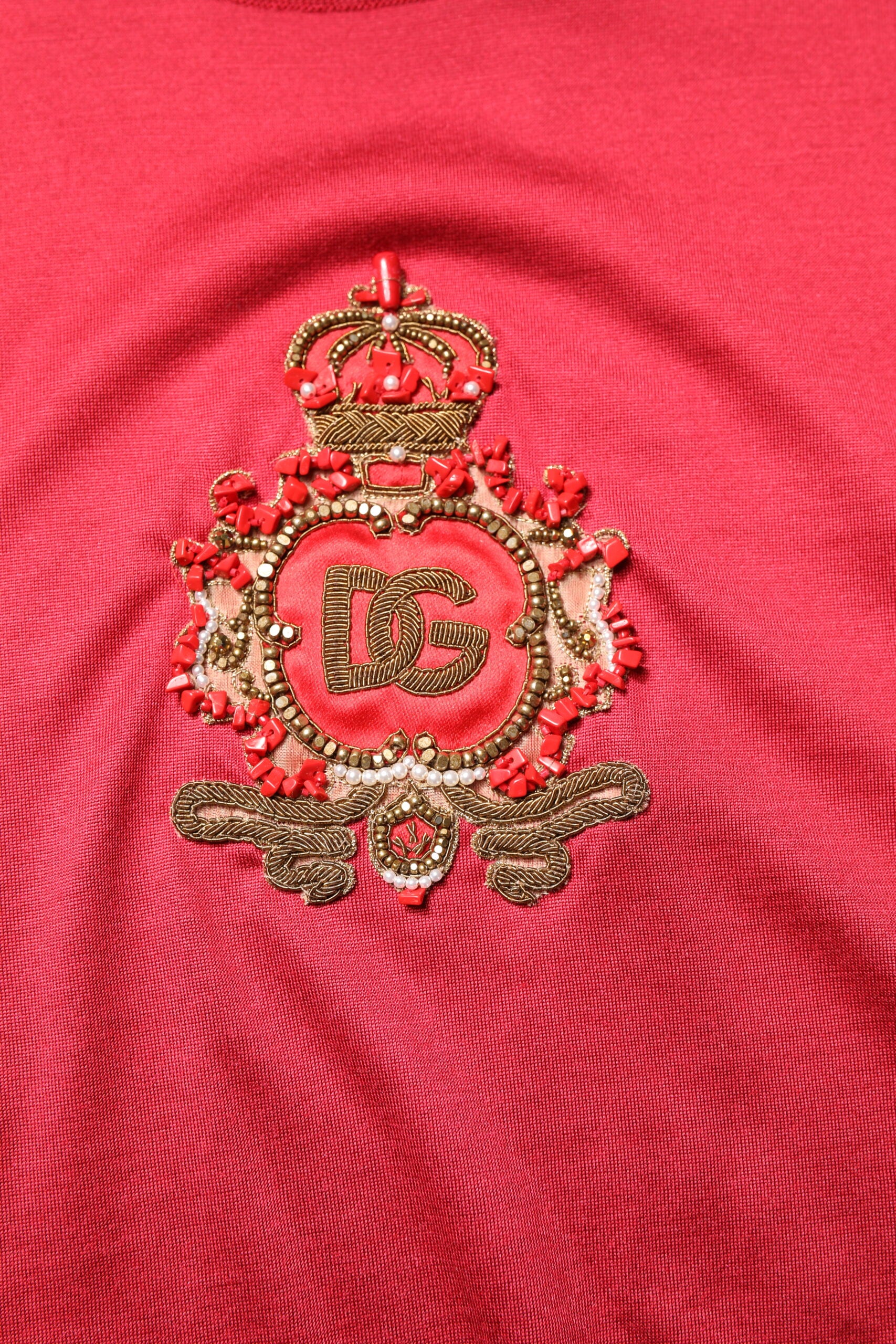 T-shirt à manches courtes en soie rouge Dolce & Gabbana avec logo DG Couronne, motif élégant et sophistiqué.