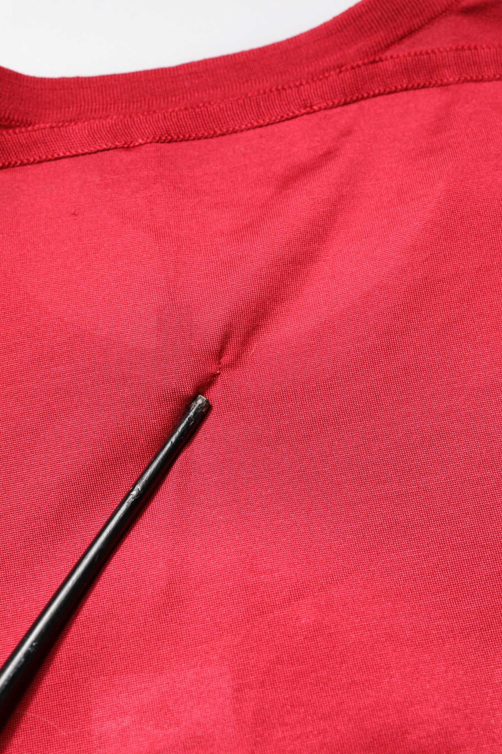 T-shirt Dolce & Gabbana en soie rouge avec logo DG couronne à manches courtes, style élégant et moderne.