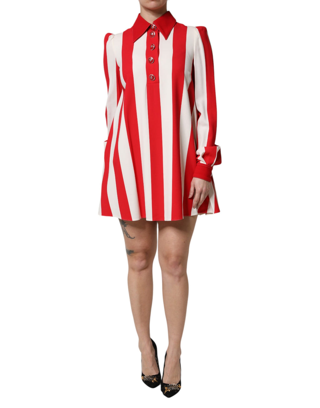 Robe courte à manches longues Dolce & Gabbana à rayures rouges et blanches, style élégant et sophistiqué.