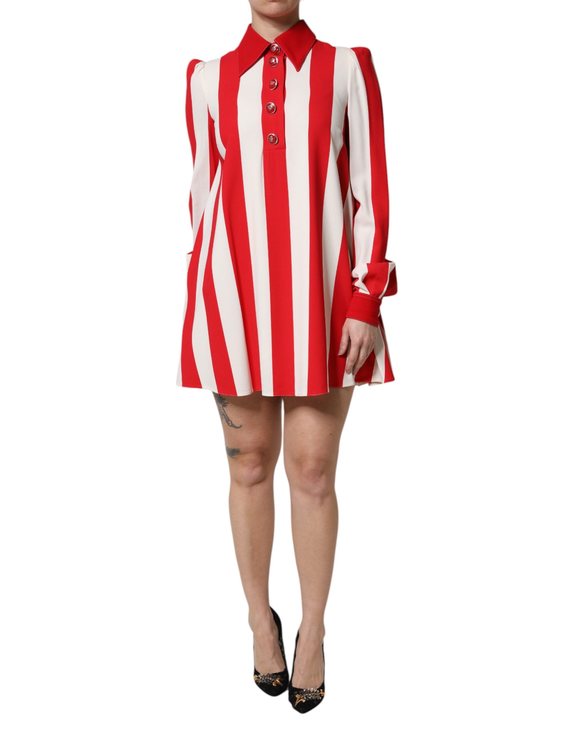 Robe courte à manches longues Dolce & Gabbana à rayures rouges et blanches, élégante et tendance.