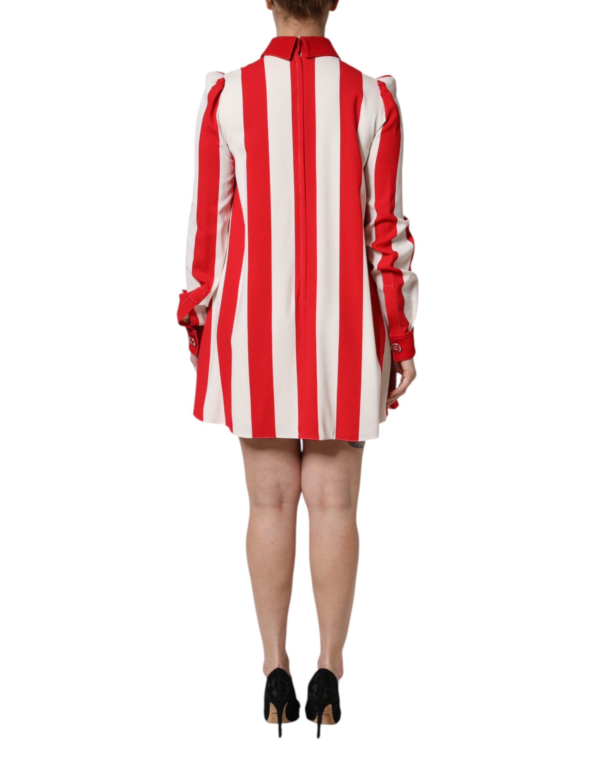 Robe courte à manches longues Dolce & Gabbana à rayures blanches et rouges, style élégant et tendance.